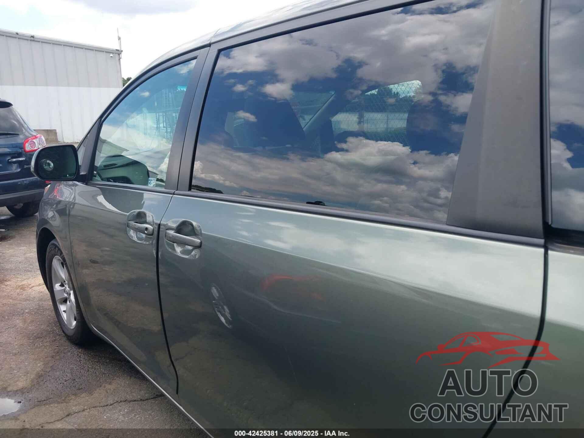TOYOTA SIENNA 2011 - 5TDKK3DC6BS156696