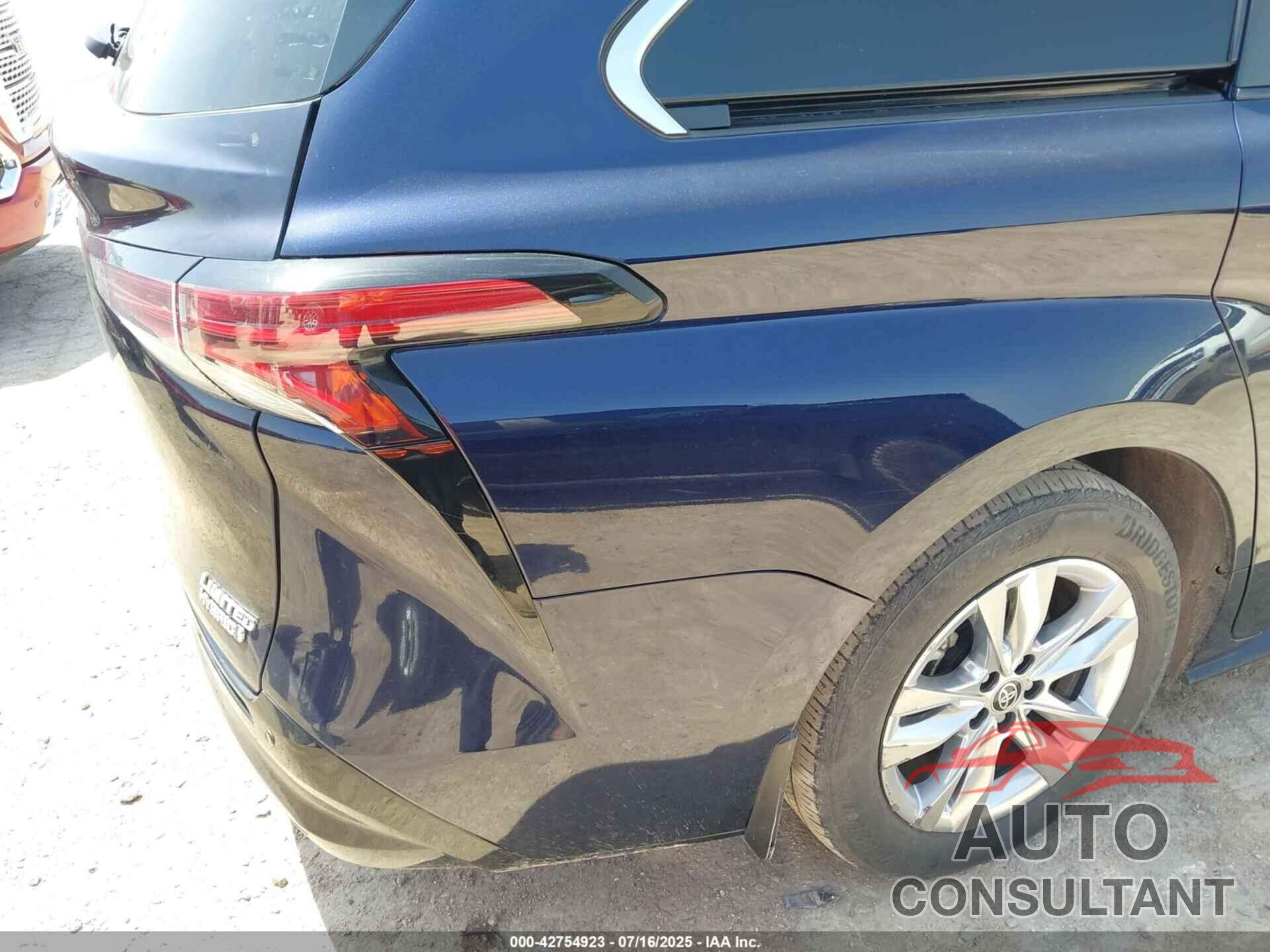 TOYOTA SIENNA 2022 - 5TDZRKEC4NS134753