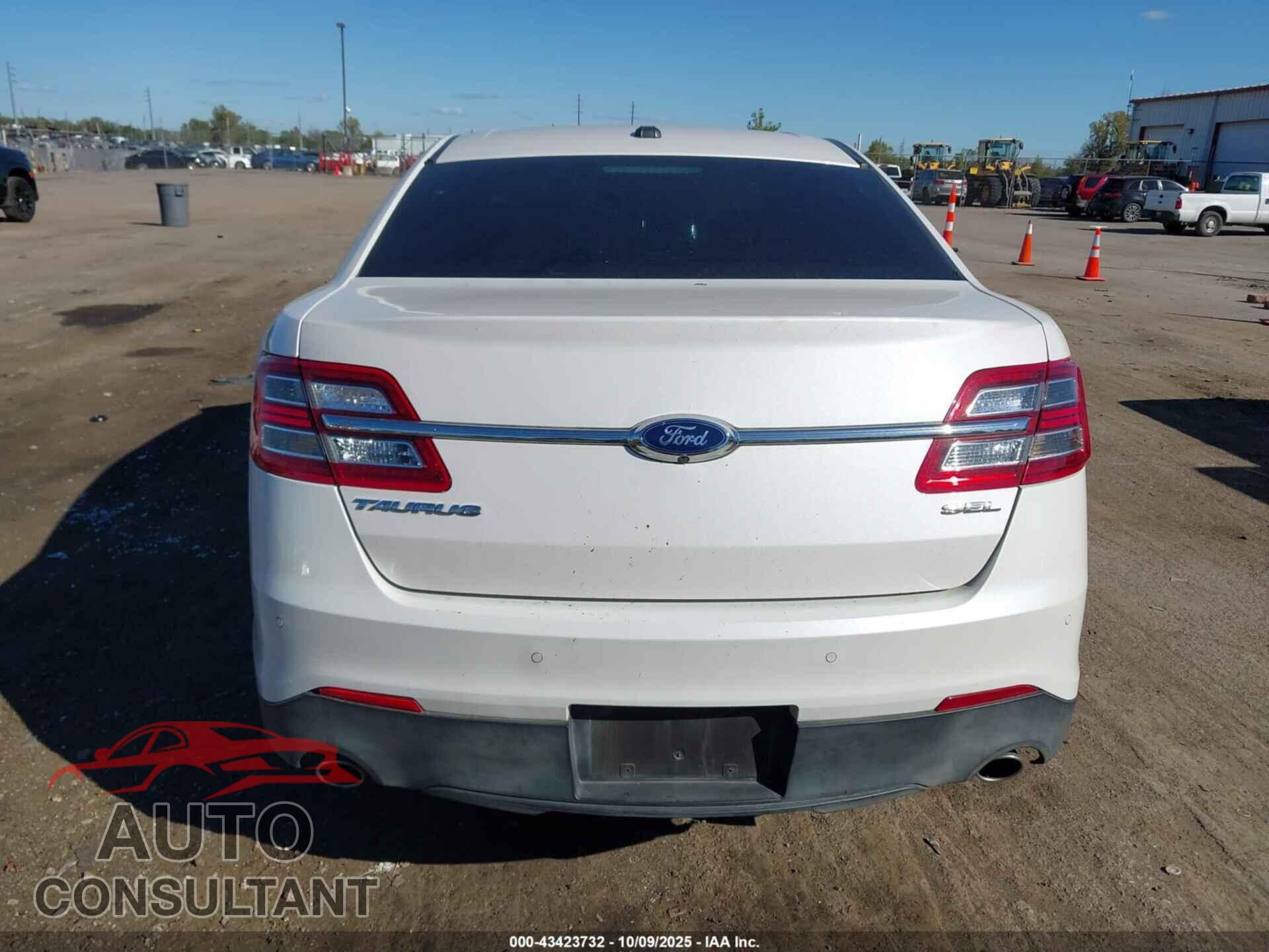 FORD TAURUS 2015 - 1FAHP2E81FG184542