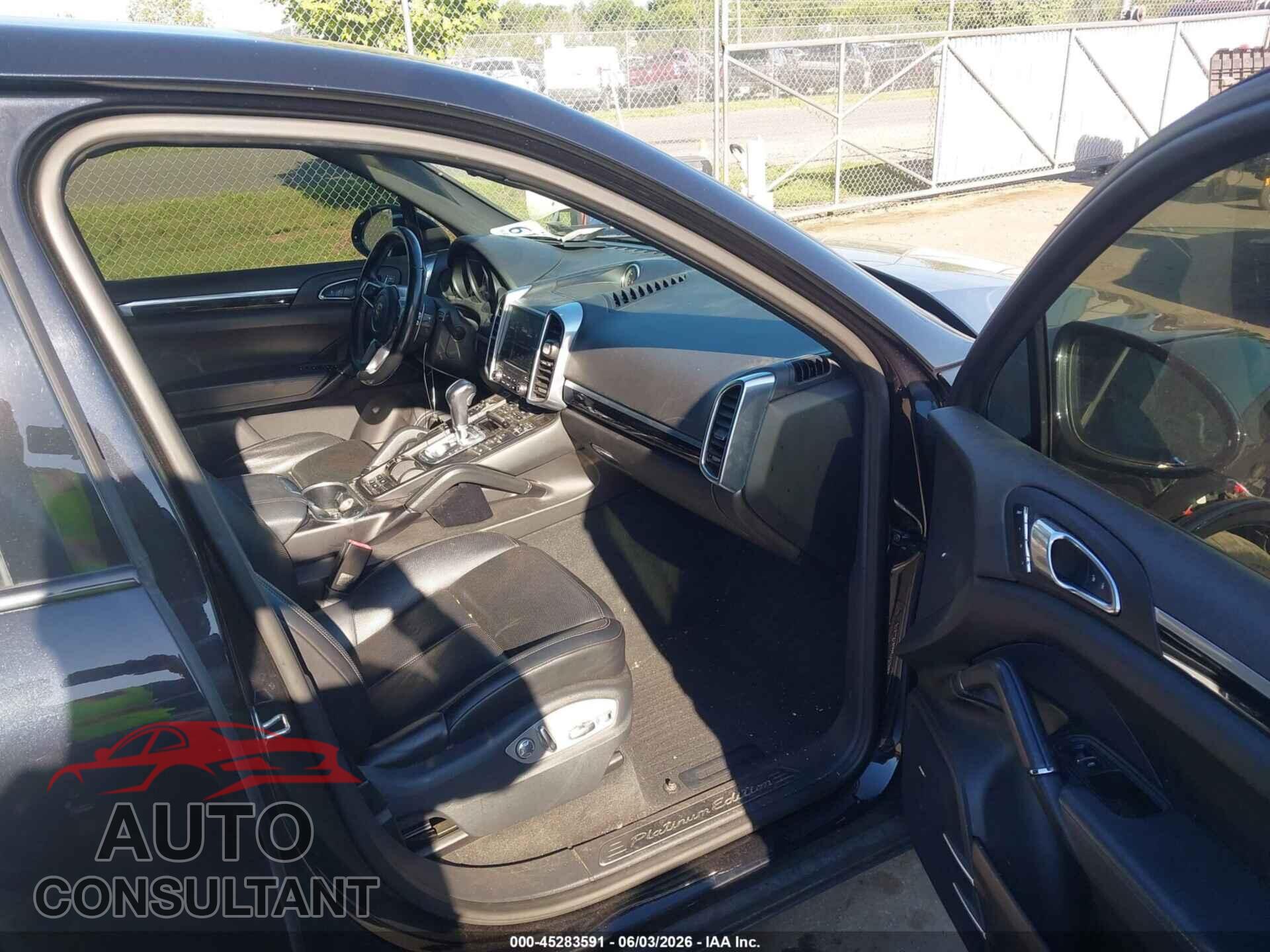 PORSCHE CAYENNE 2017 - WP1AA2A24HKA80415