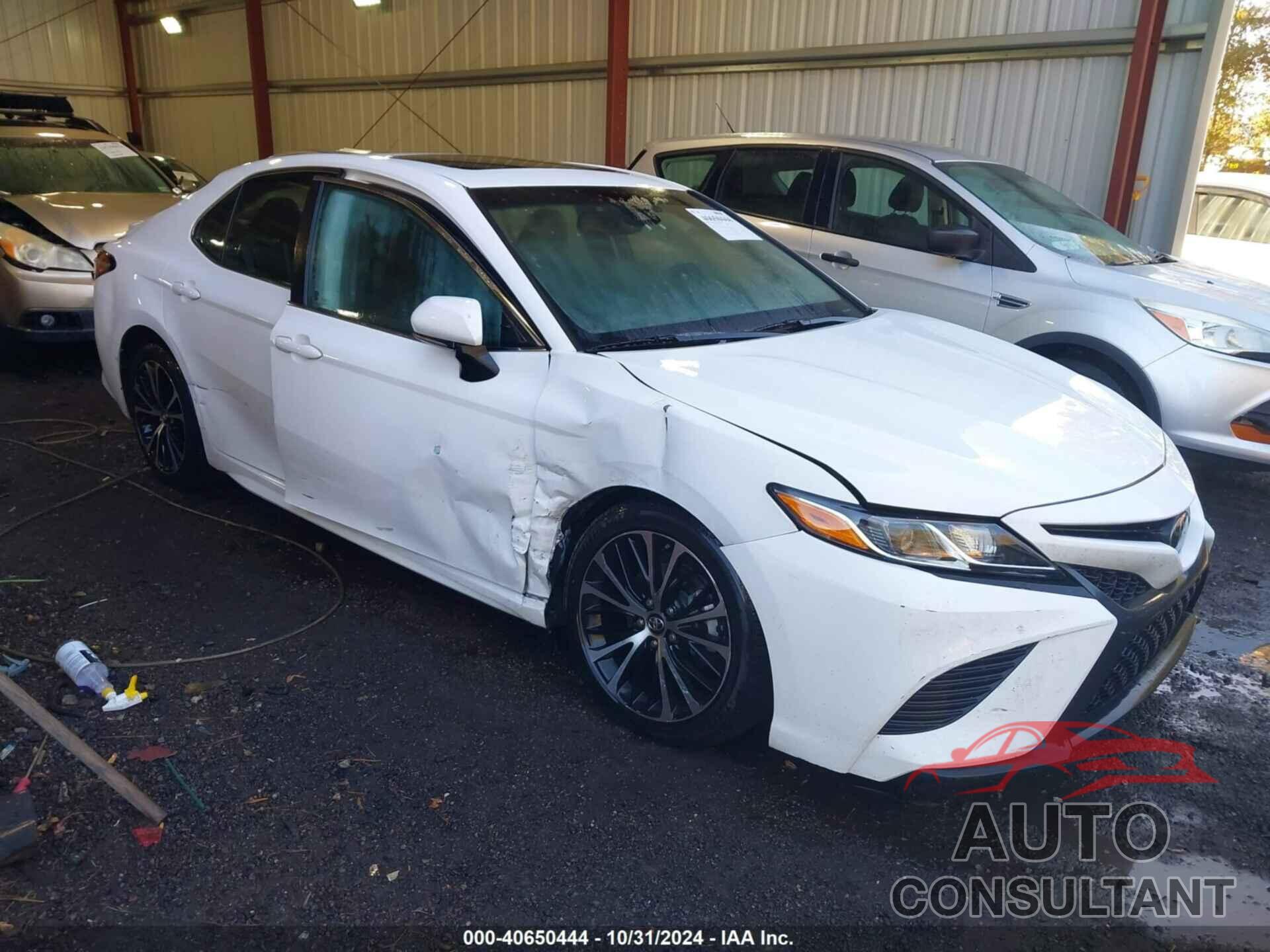 TOYOTA CAMRY 2018 - 4T1B11HK0JU039582
