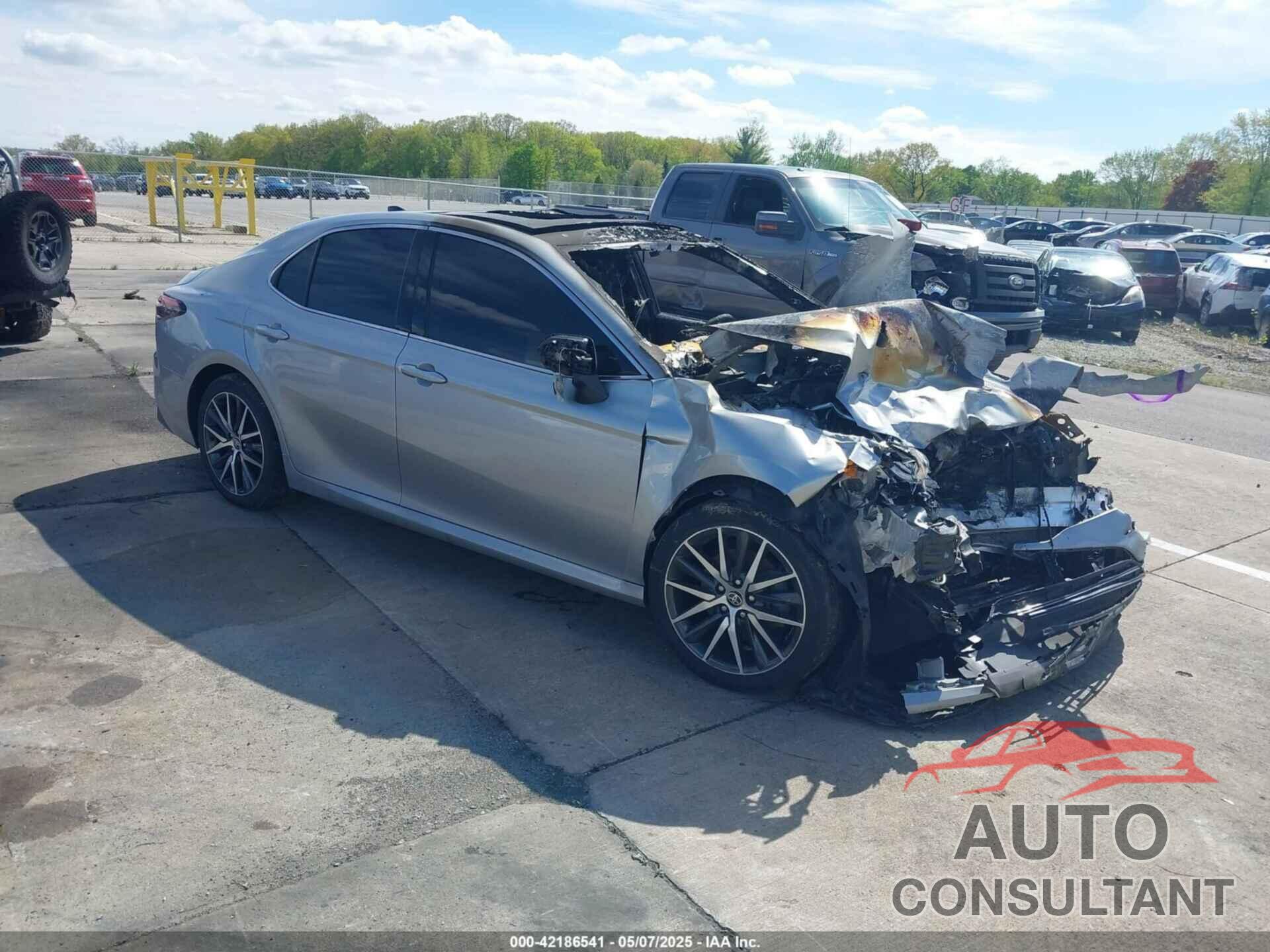 TOYOTA CAMRY 2022 - 4T1F11BK3NU054495
