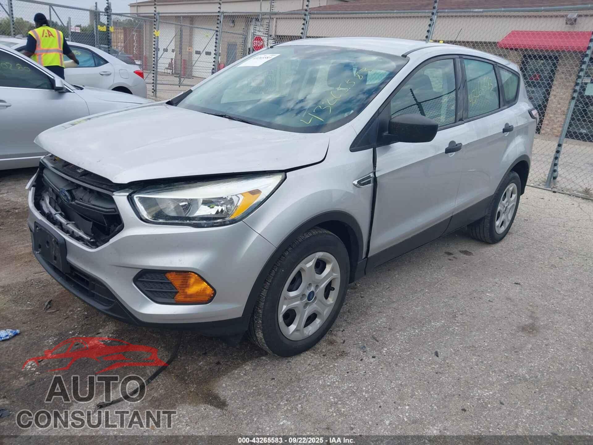 FORD ESCAPE 2017 - 1FMCU0F75HUC05531