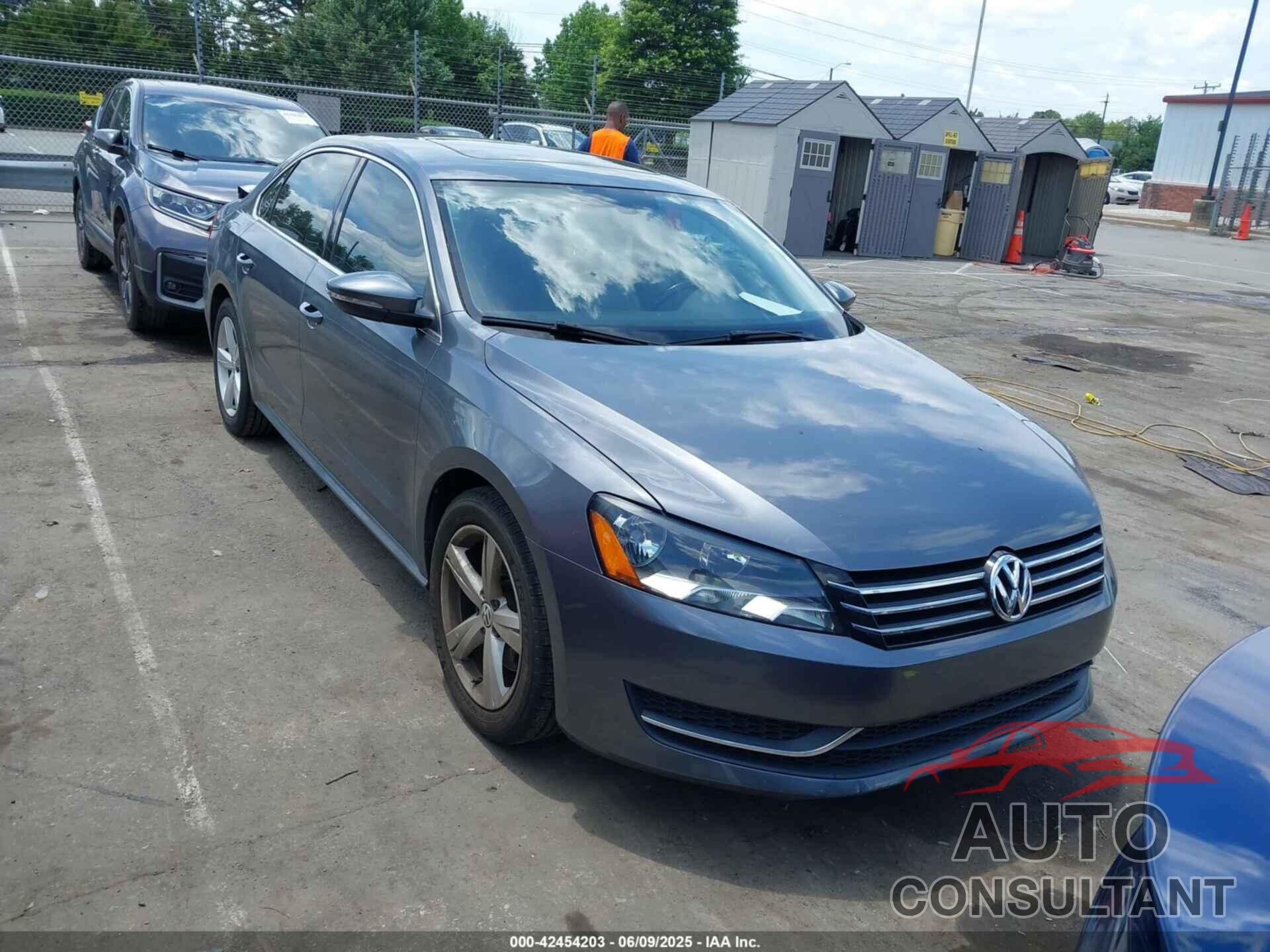 VOLKSWAGEN PASSAT 2012 - 1VWBH7A33CC032198