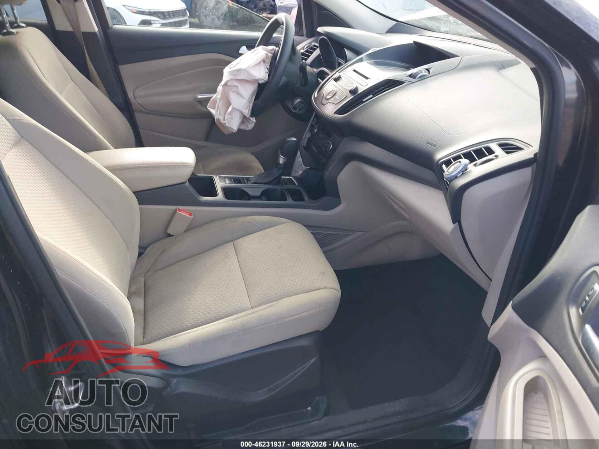 FORD ESCAPE 2017 - 1FMCU0GD8HUC28063