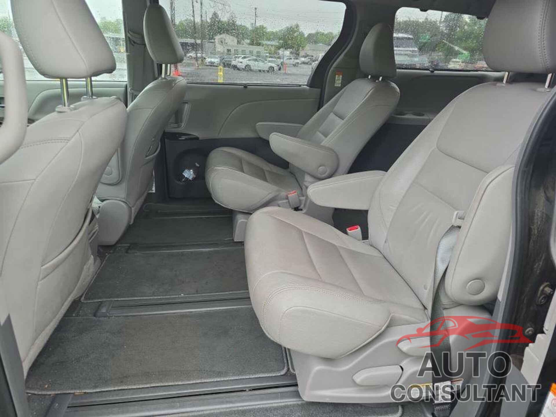 TOYOTA SIENNA 2019 - 5TDDZ3DC7KS219115