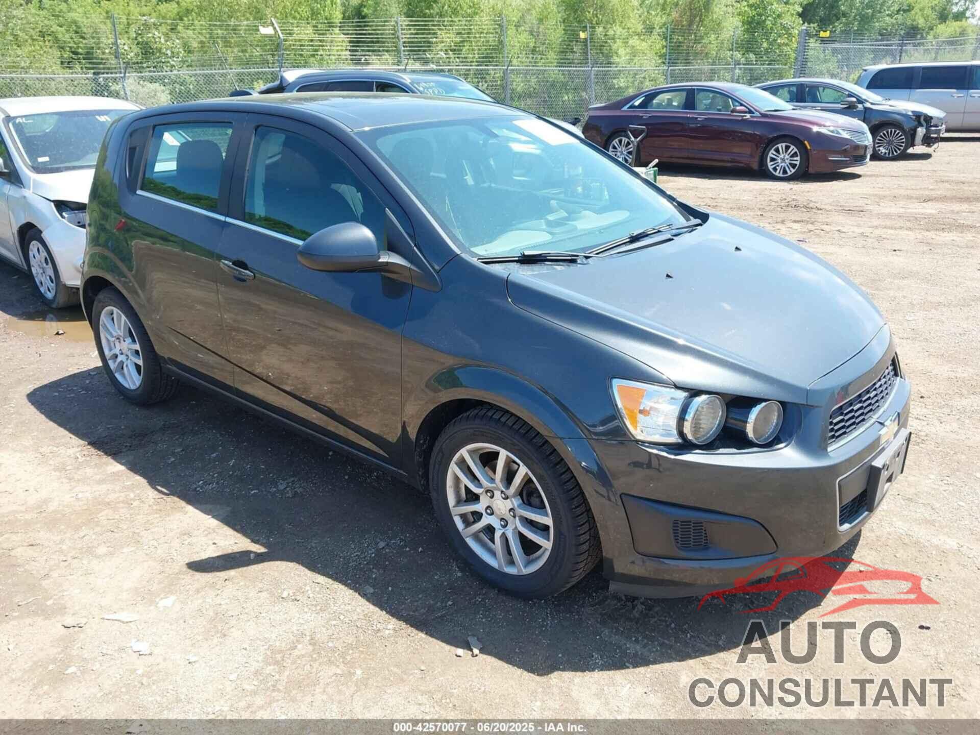 CHEVROLET SONIC 2015 - 1G1JC6SB3F4108765
