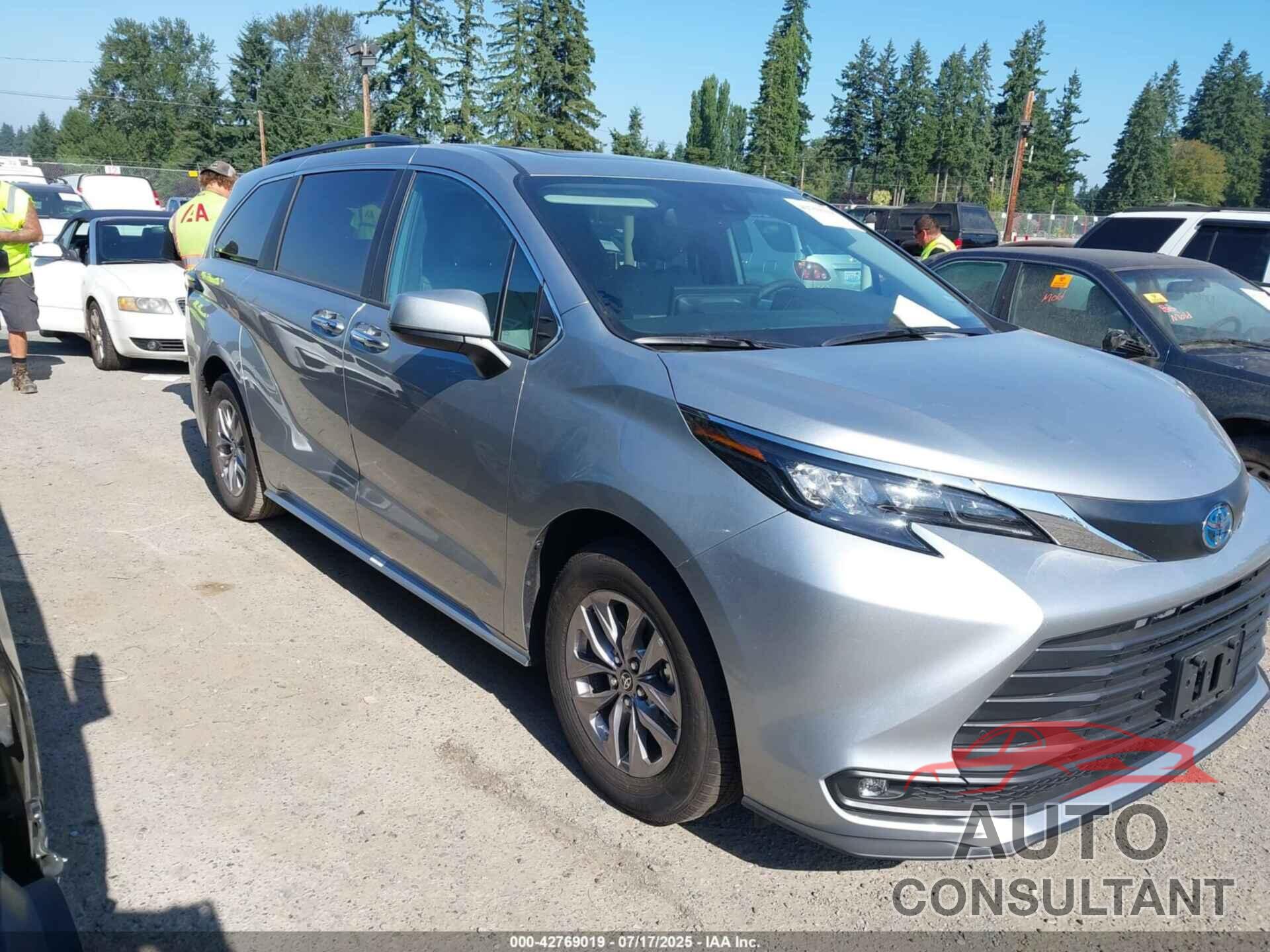 TOYOTA SIENNA 2025 - 5TDYRKEC9SS264812