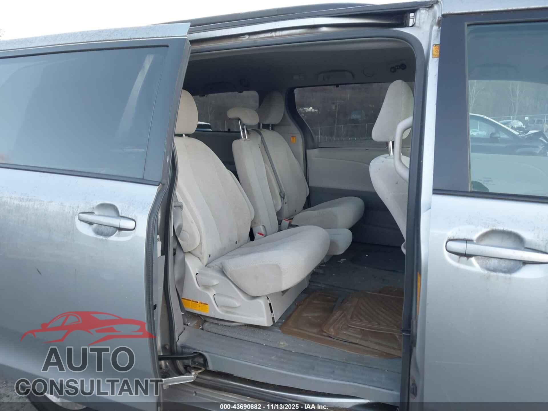 TOYOTA SIENNA 2011 - 5TDKK3DC5BS045721