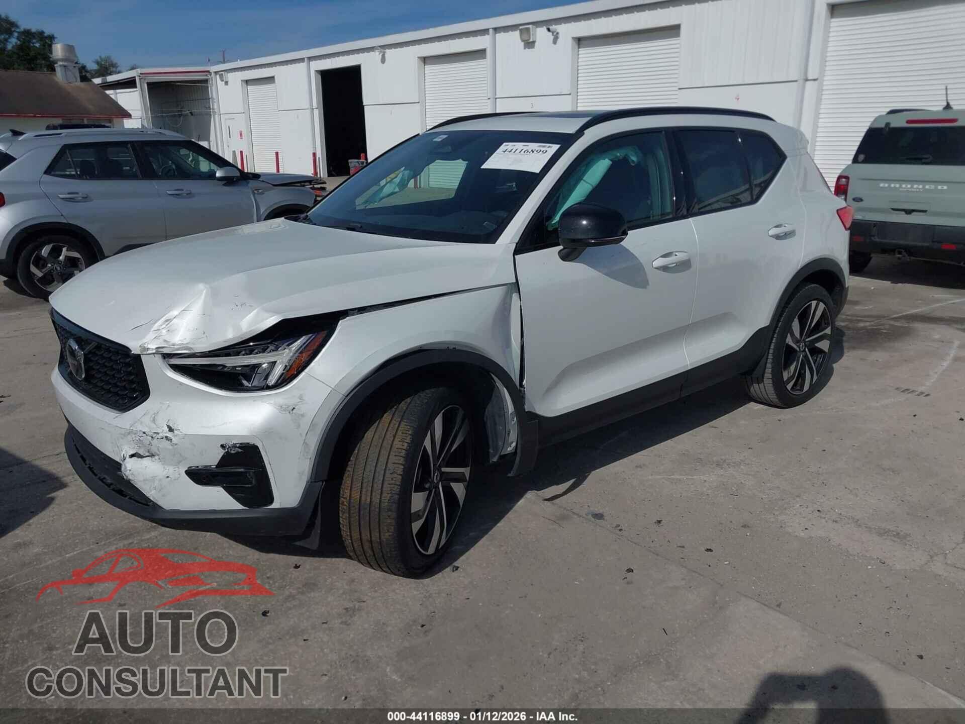 VOLVO XC40 2023 - YV4L12UW8P2972218