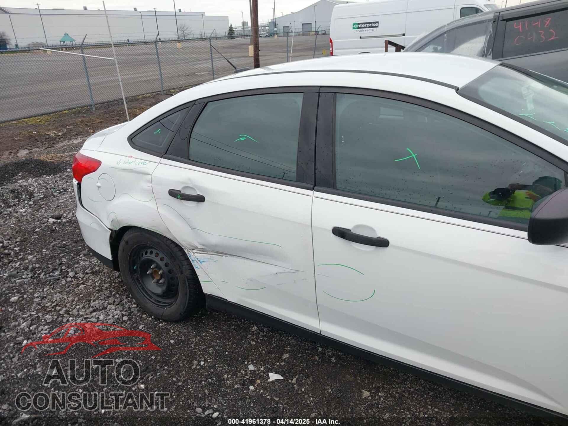 FORD FOCUS 2015 - 1FADP3E28FL294527