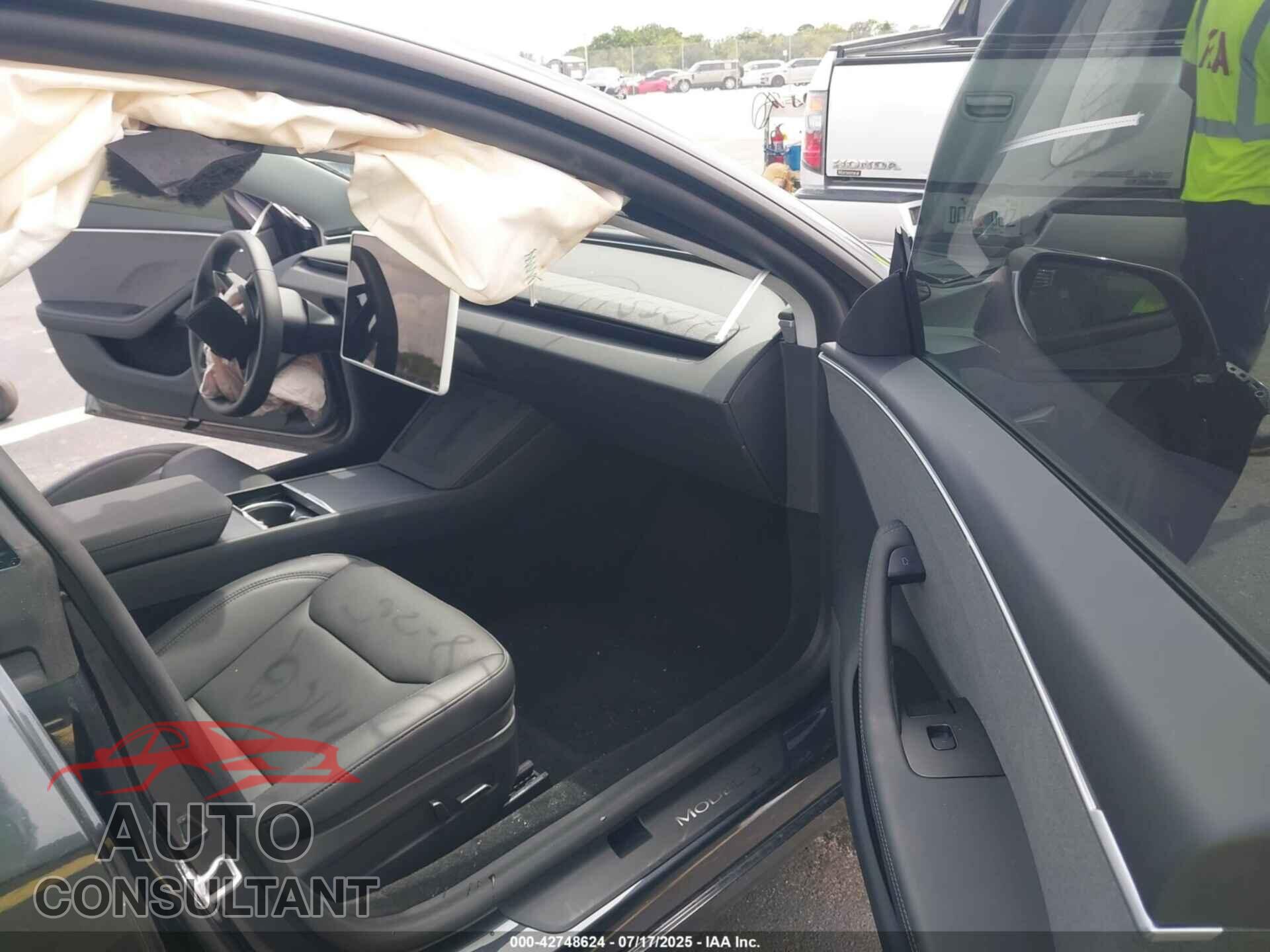 TESLA MODEL 3 2025 - 5YJ3E1EA5SF970551