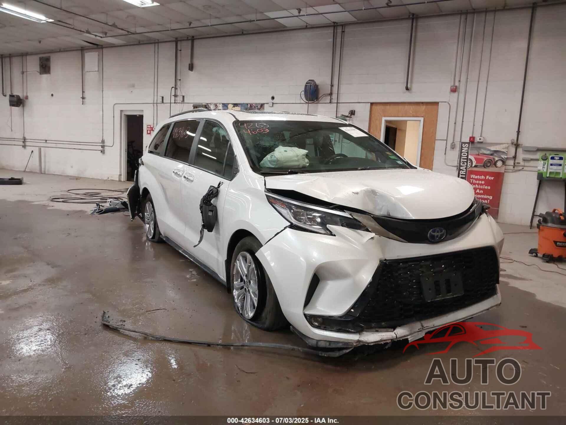 TOYOTA SIENNA 2023 - 5TDCSKFC3PS074735