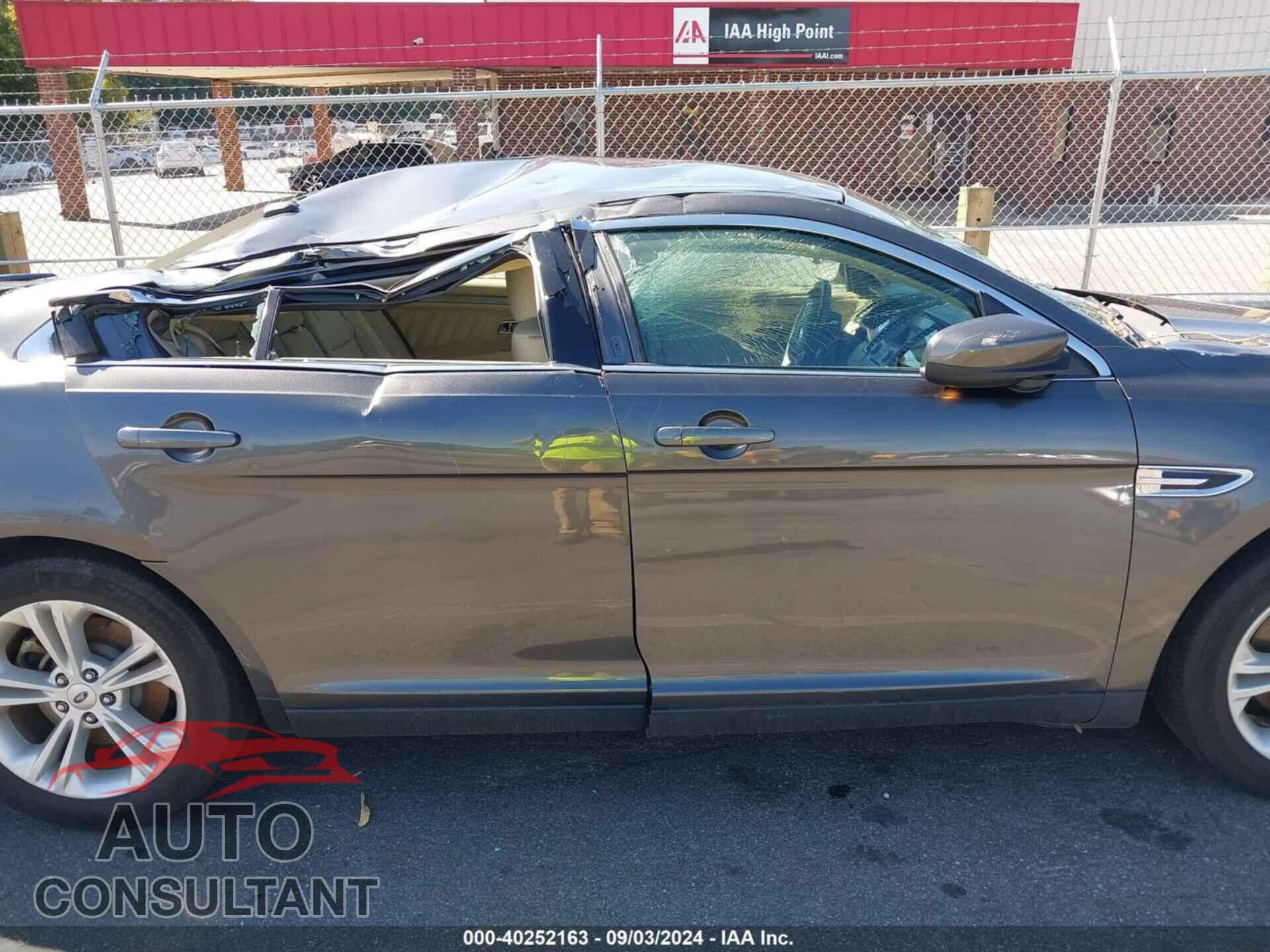 FORD TAURUS 2017 - 1FAHP2E86HG144296
