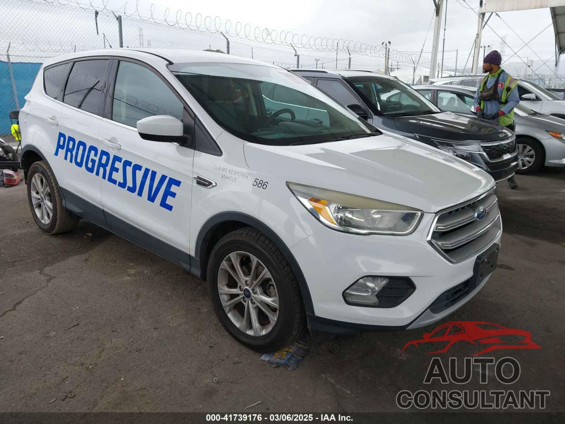 FORD ESCAPE 2017 - 1FMCU0GD5HUA95861