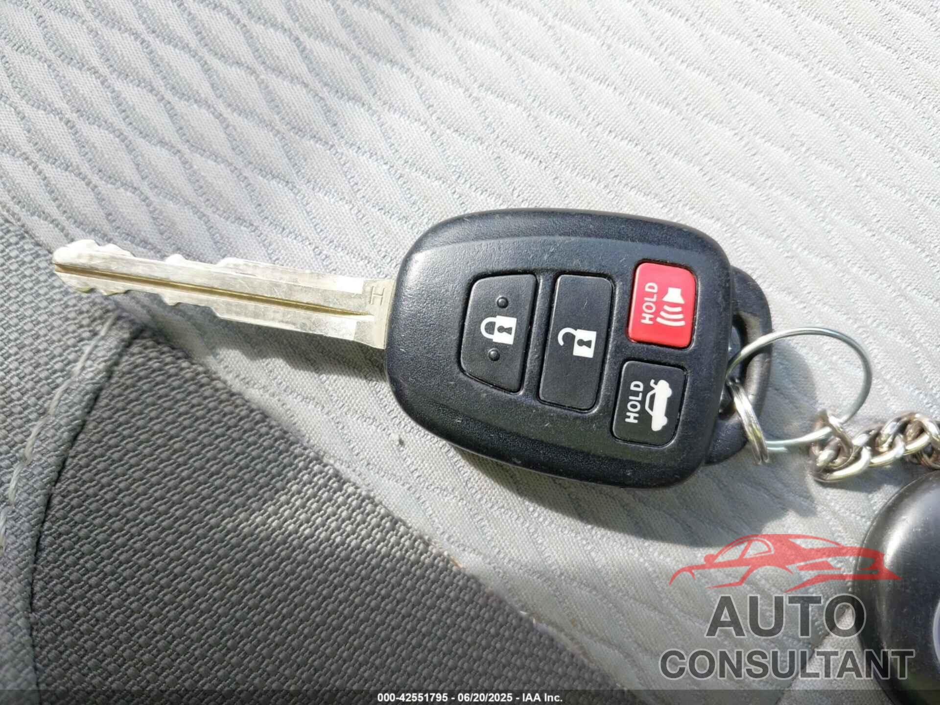 TOYOTA COROLLA 2017 - 2T1BURHE1HC788337