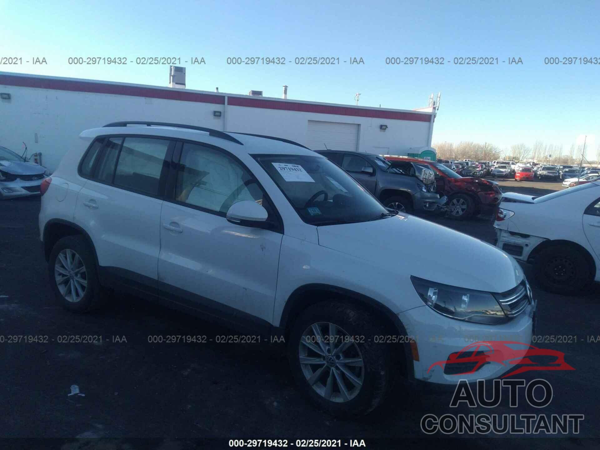 VOLKSWAGEN TIGUAN 2017 - WVGAV7AX5HK043982