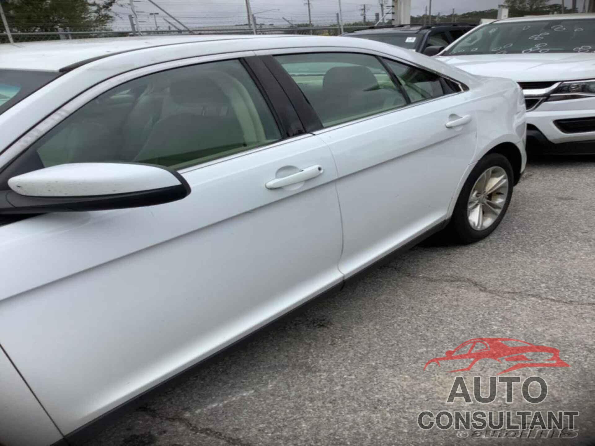 FORD TAURUS 2018 - 1FAHP2E88JG119180