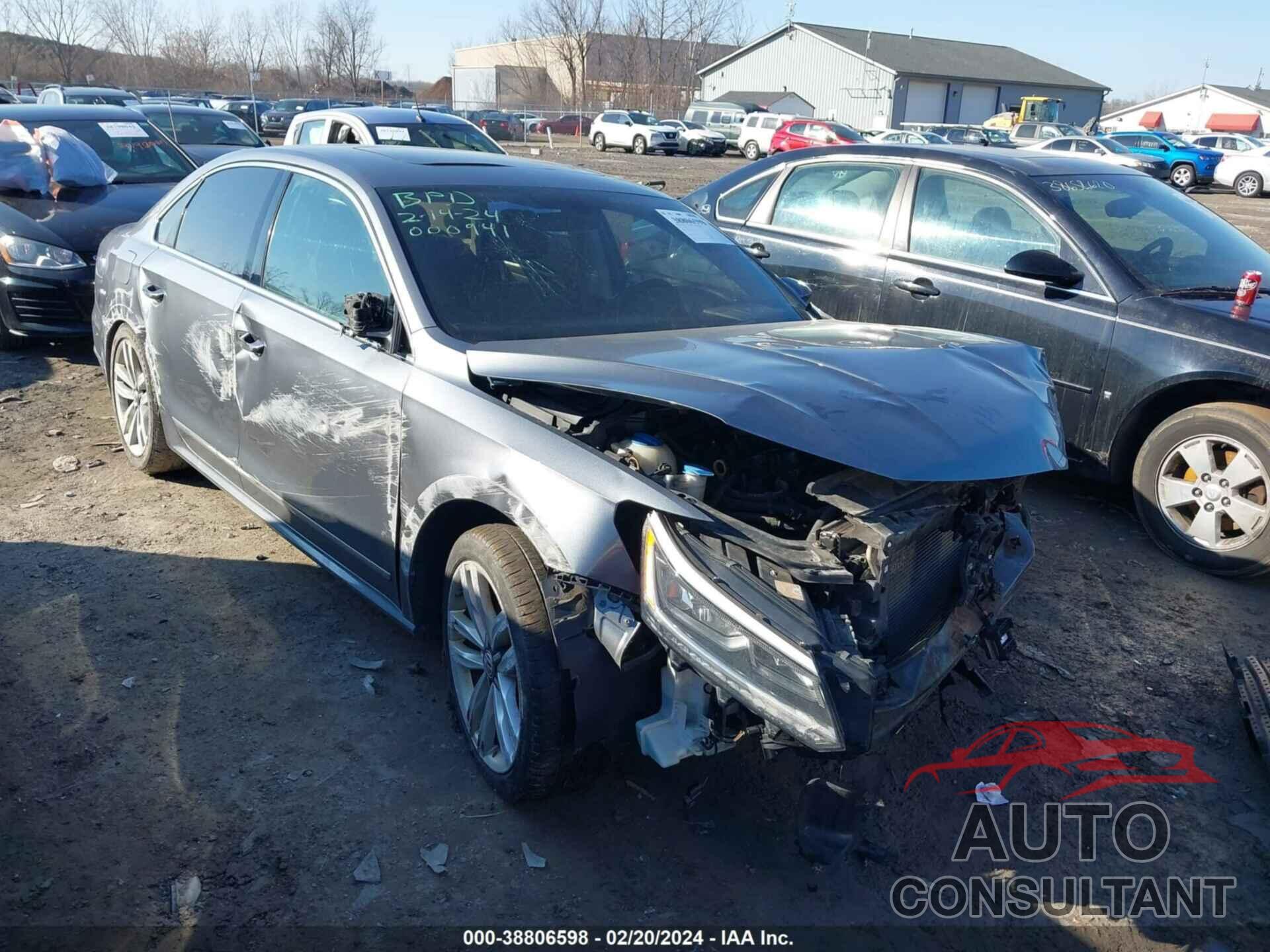 VOLKSWAGEN PASSAT 2017 - 1VWGT7A32HC011936