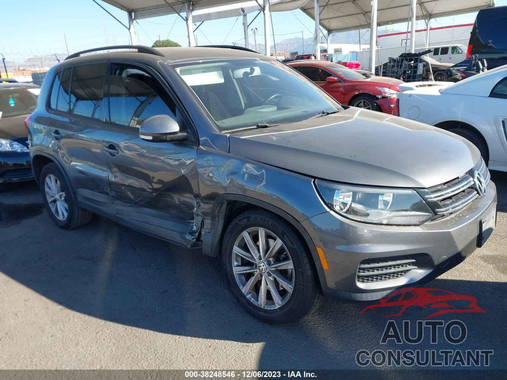 VOLKSWAGEN TIGUAN 2017 - WVGAV7AX8HK047606