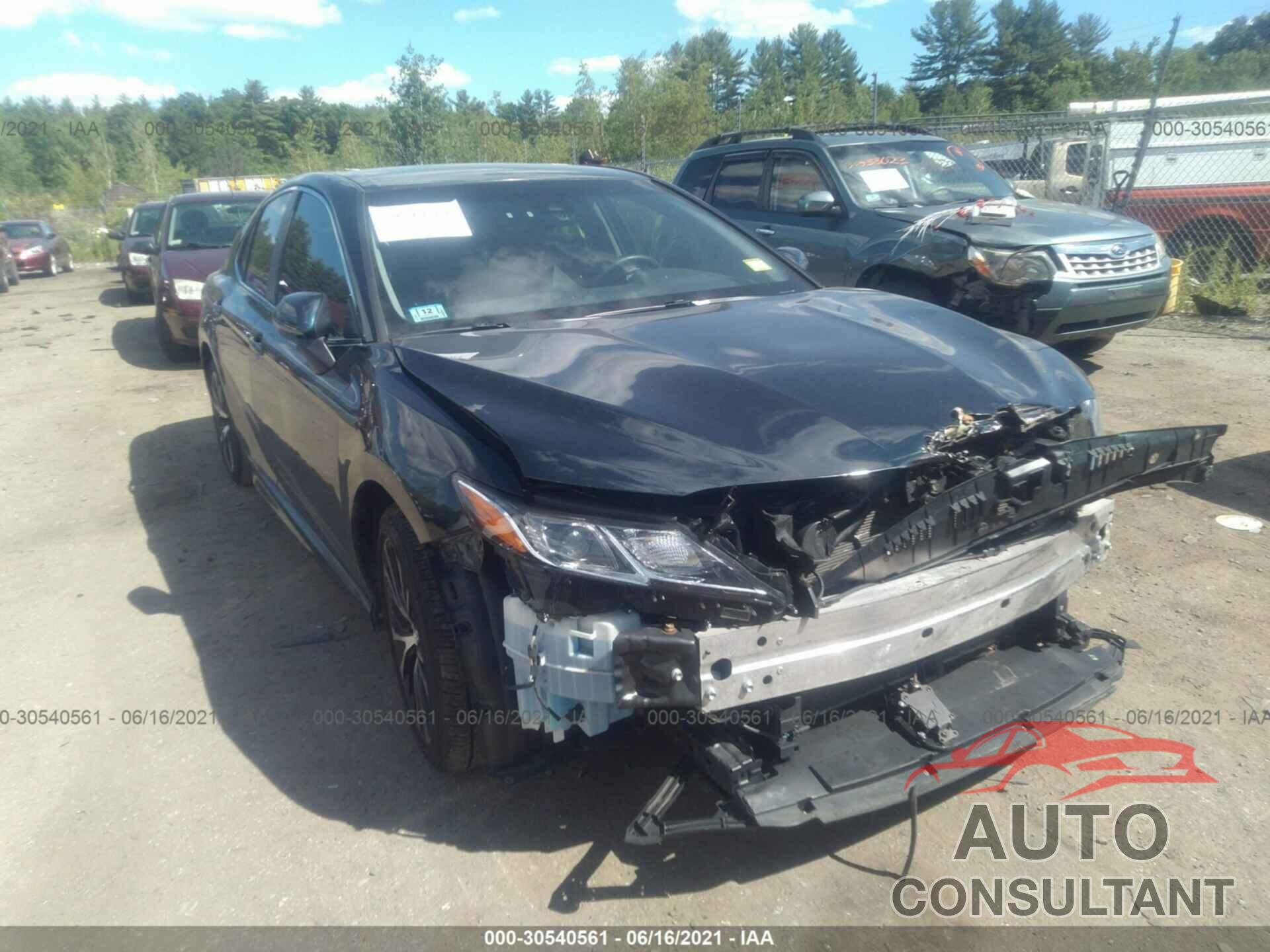 TOYOTA CAMRY 2018 - 4T1B11HK3JU578181