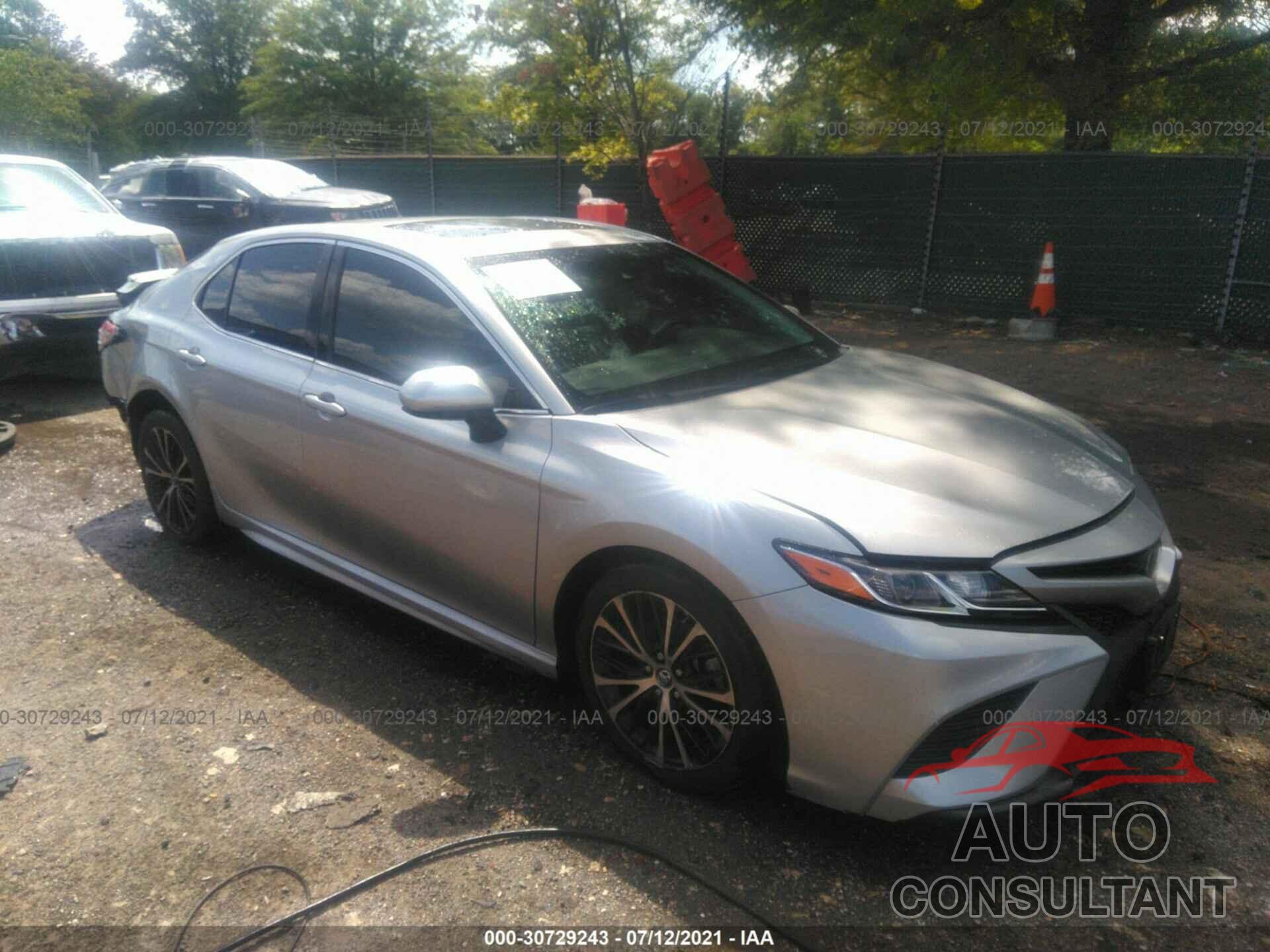 TOYOTA CAMRY 2018 - 4T1B11HK8JU140028