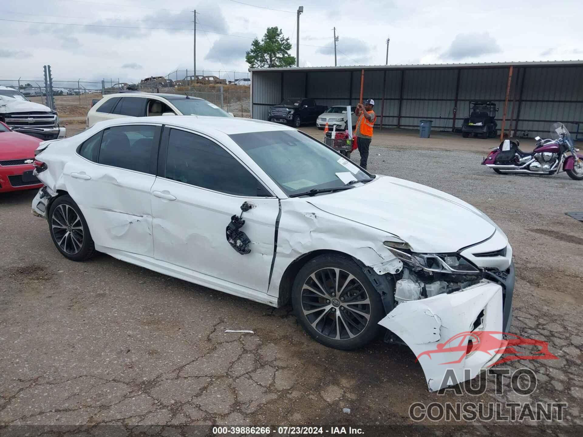 TOYOTA CAMRY 2018 - 4T1B11HK0JU660188