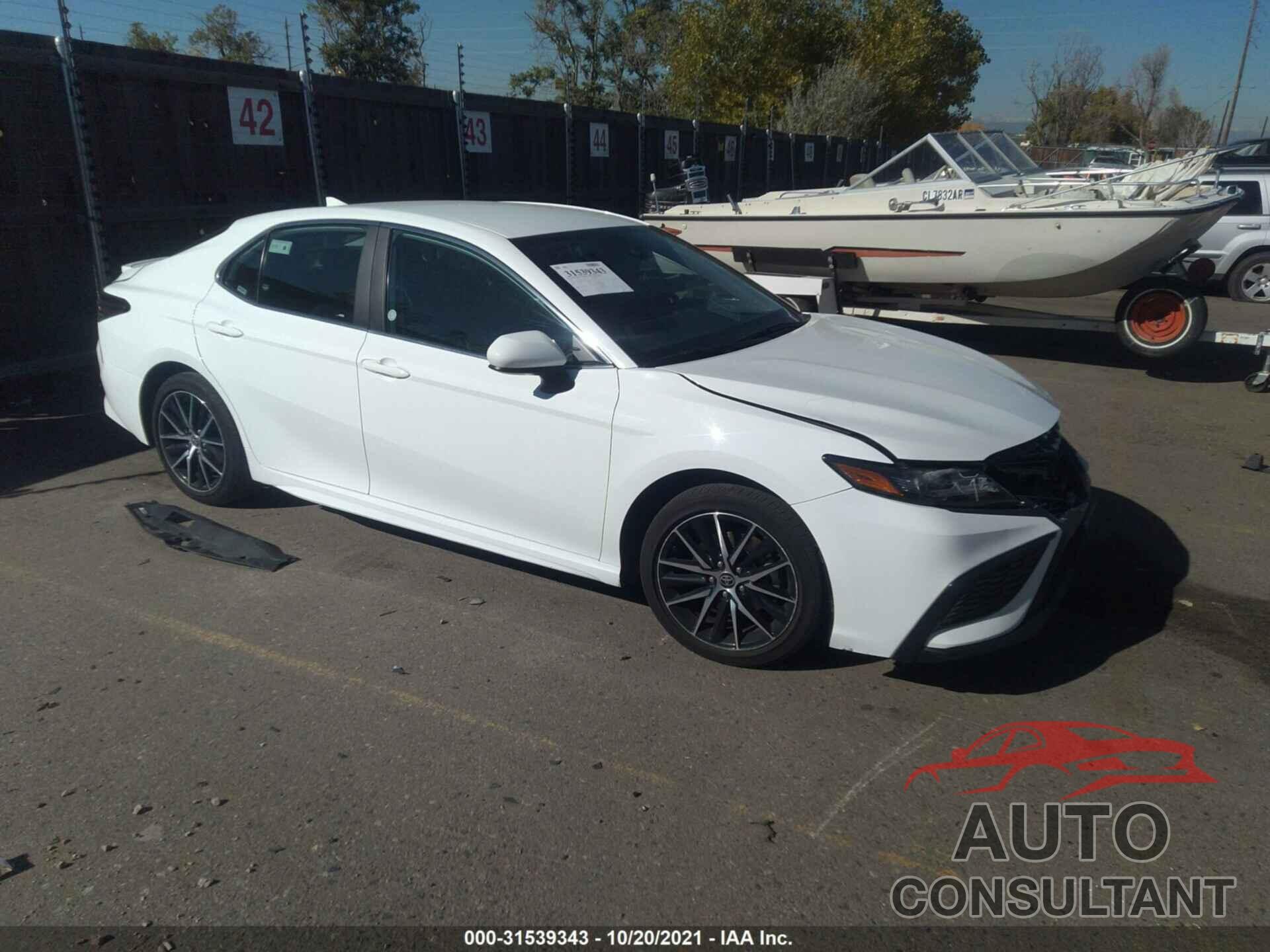 TOYOTA CAMRY 2021 - 4T1G11AK4MU544934