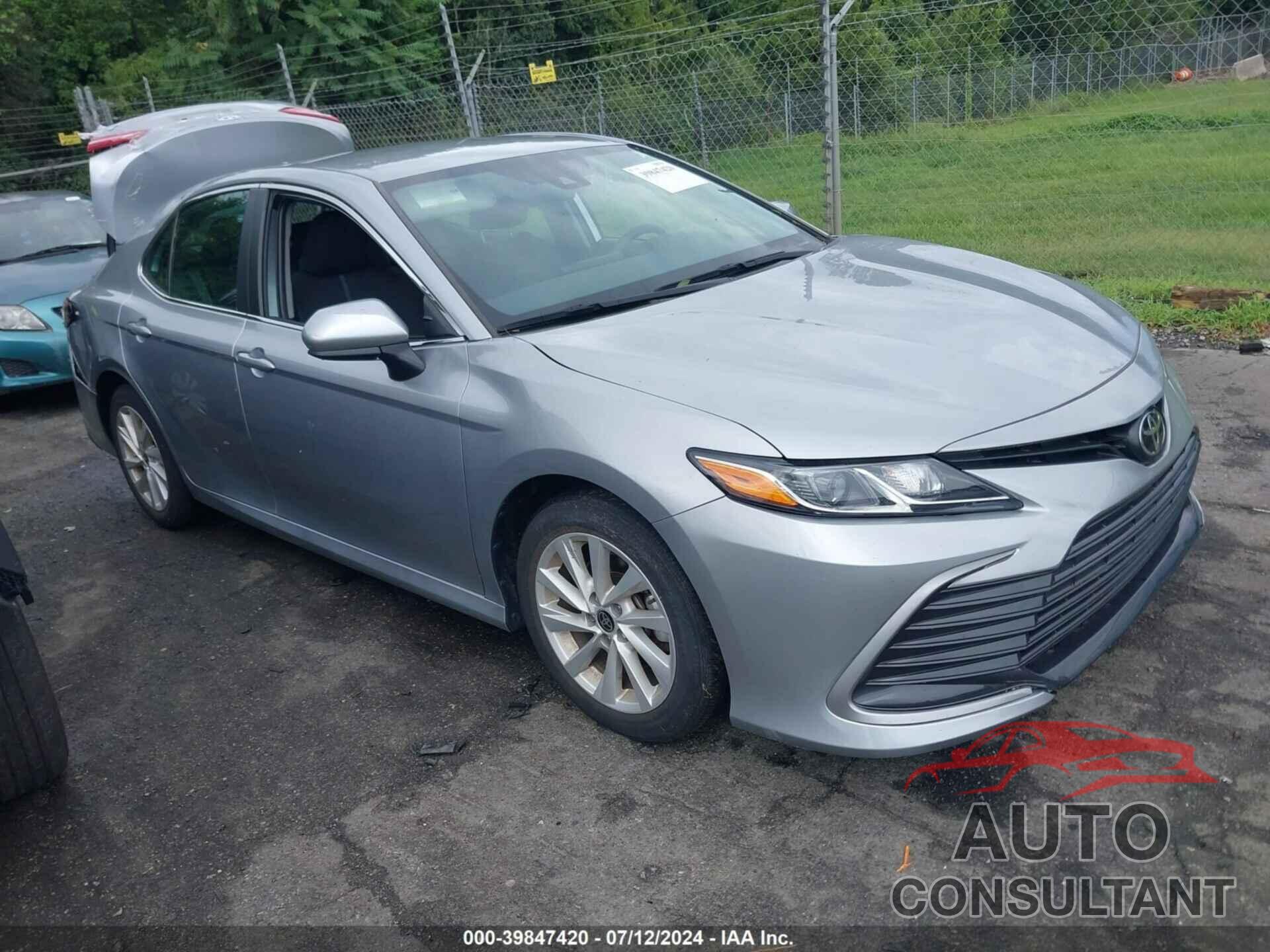 TOYOTA CAMRY 2022 - 4T1C11AK1NU640584