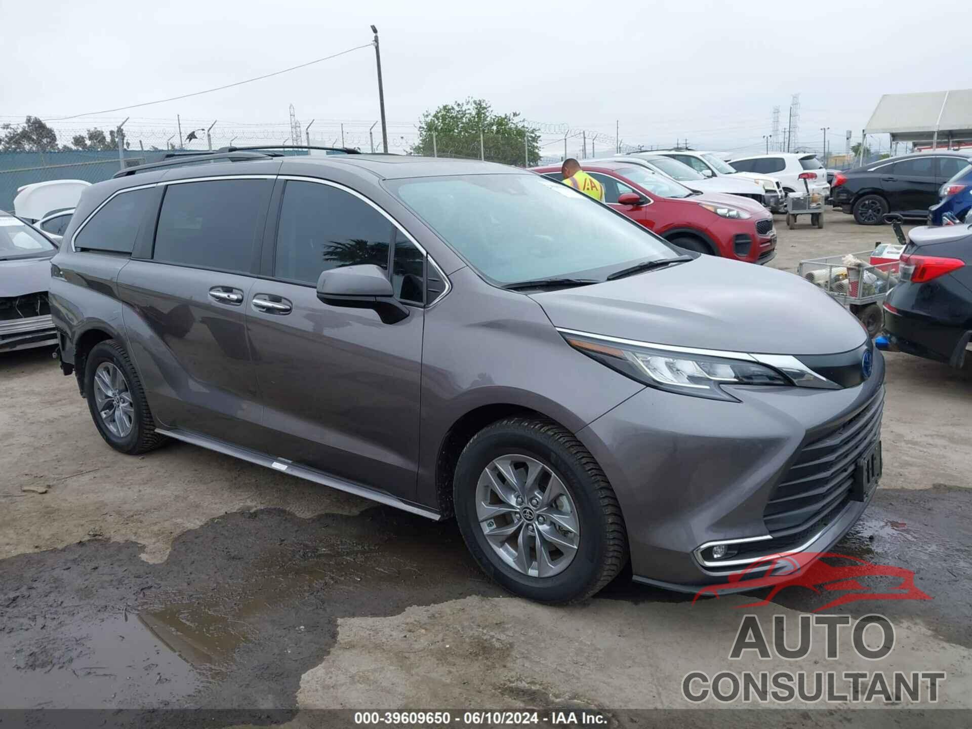 TOYOTA SIENNA 2022 - 5TDJRKEC2NS099367