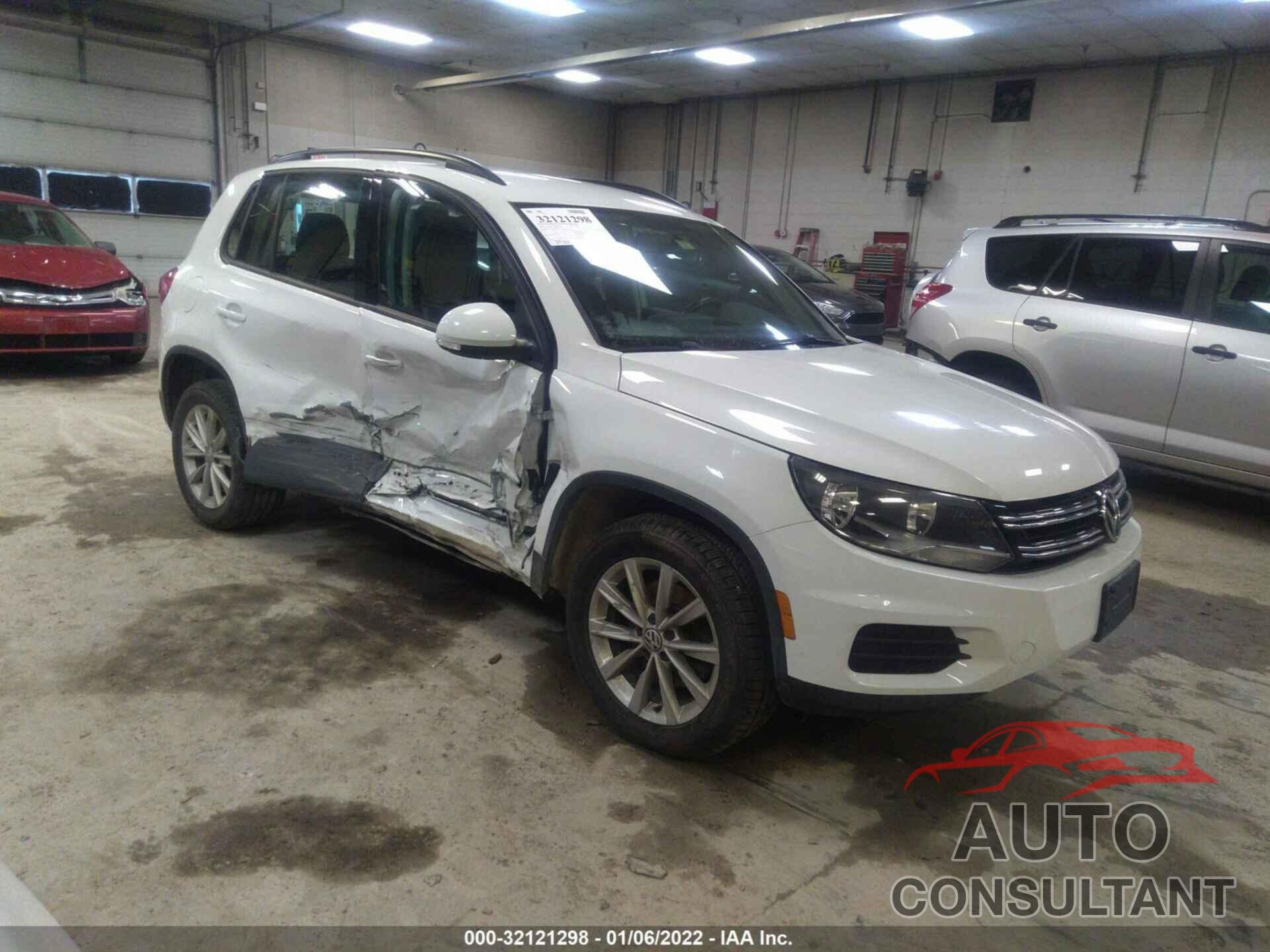 VOLKSWAGEN TIGUAN 2017 - WVGBV7AX4HK050474