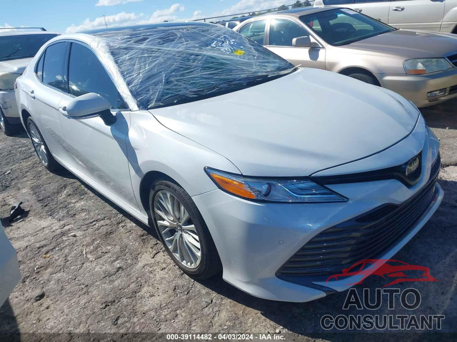 TOYOTA CAMRY 2018 - 4T1B11HK8JU064374