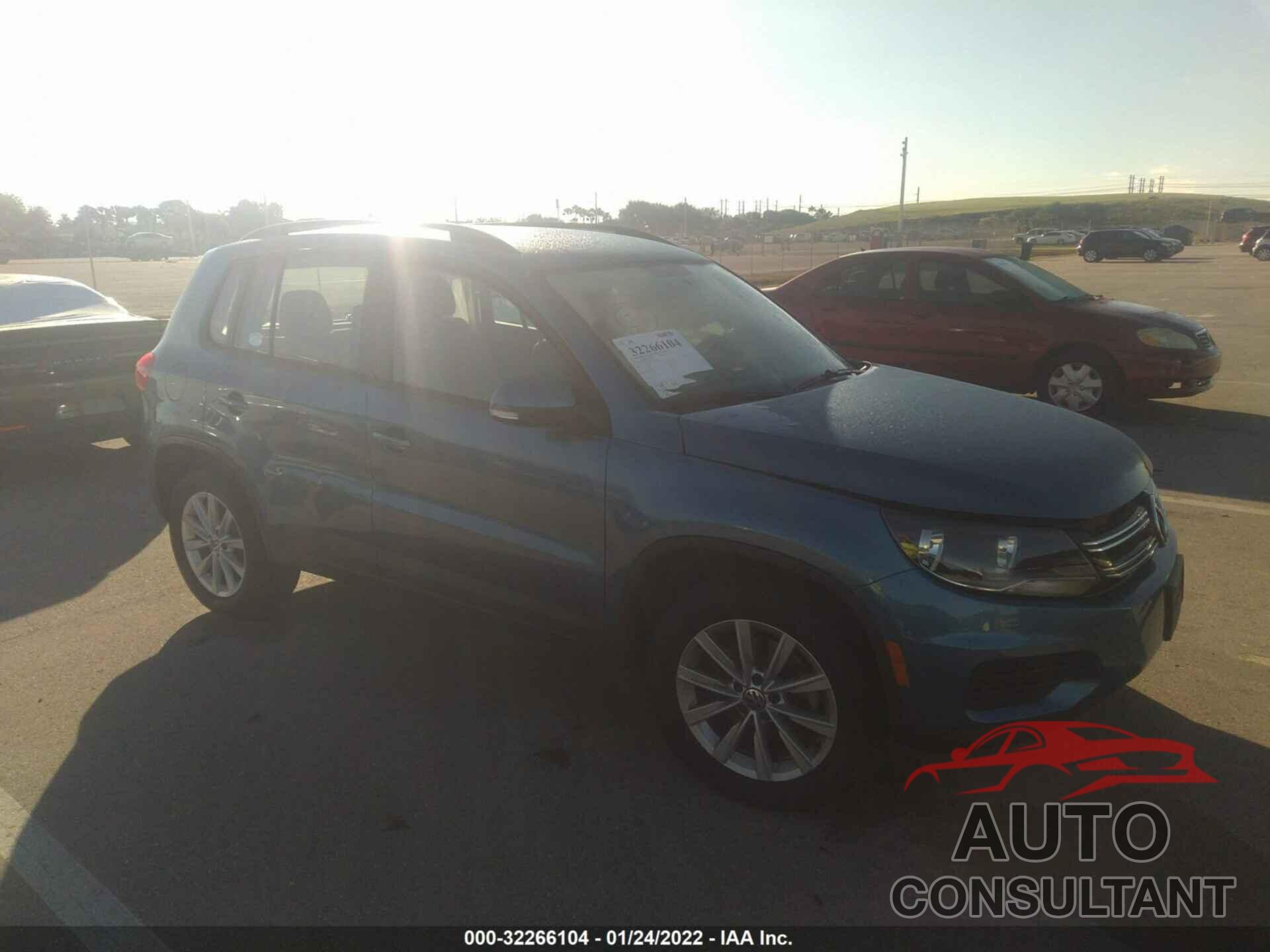 VOLKSWAGEN TIGUAN LIMITED 2018 - WVGAV7AXXJK005217