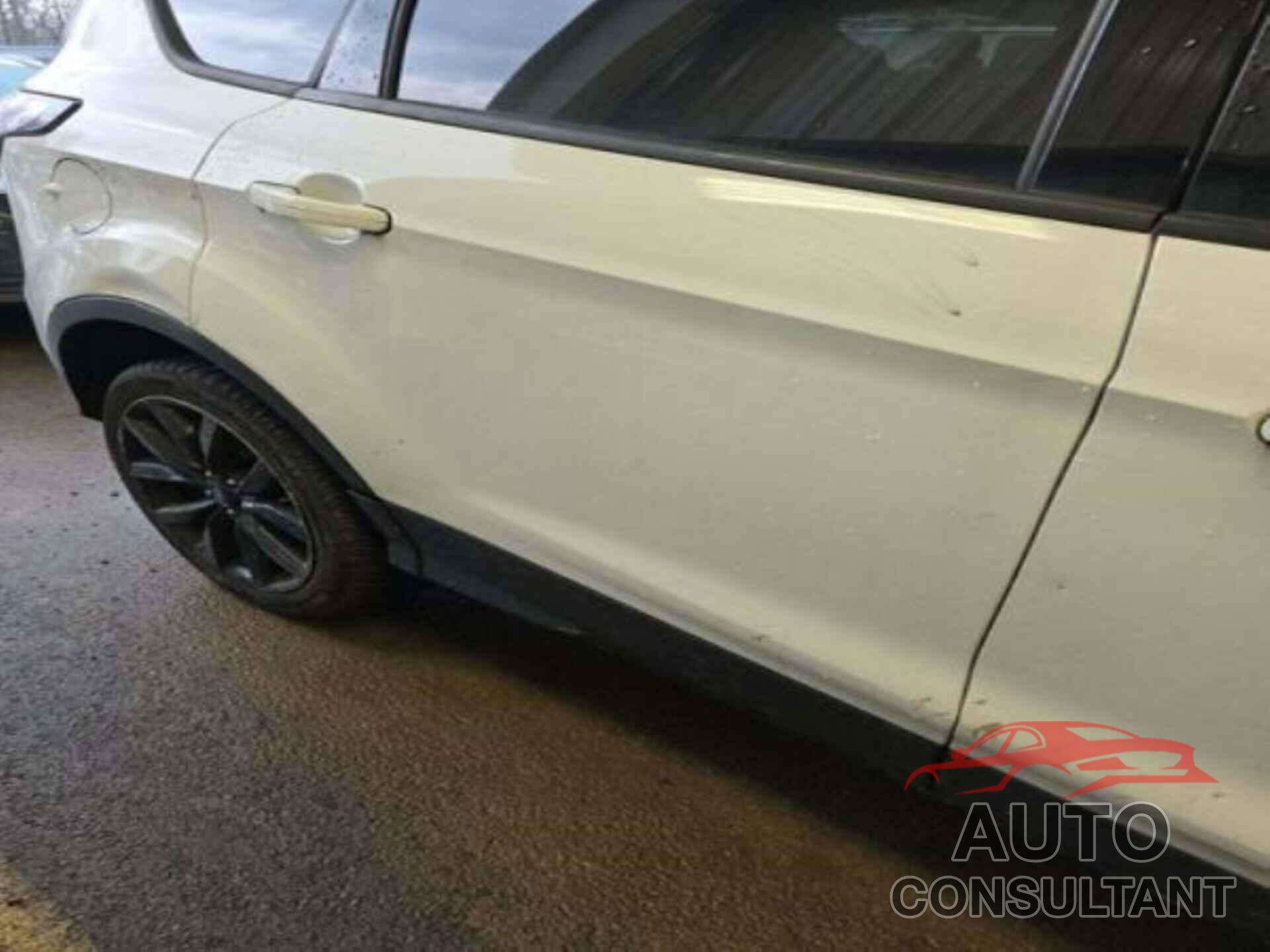 FORD ESCAPE 2018 - 1FMCU9GD4JUA93352
