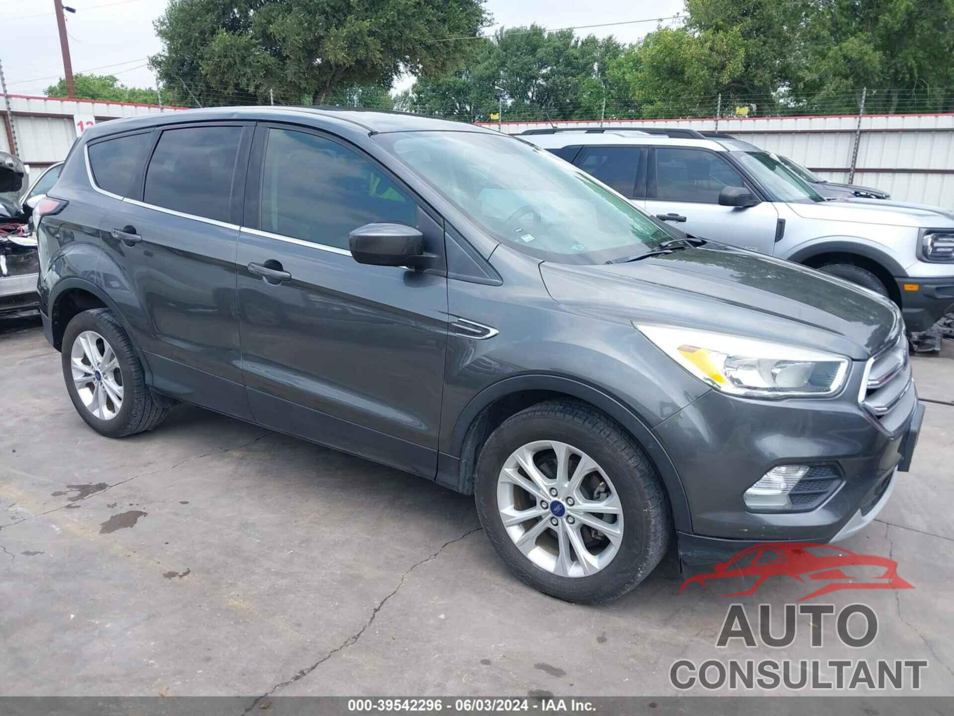 FORD ESCAPE 2017 - 1FMCU0GD8HUB60038