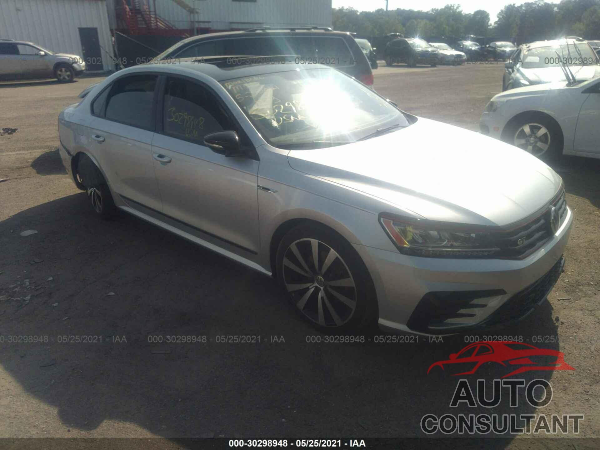 VOLKSWAGEN PASSAT 2018 - 1VWJM7A31JC052616