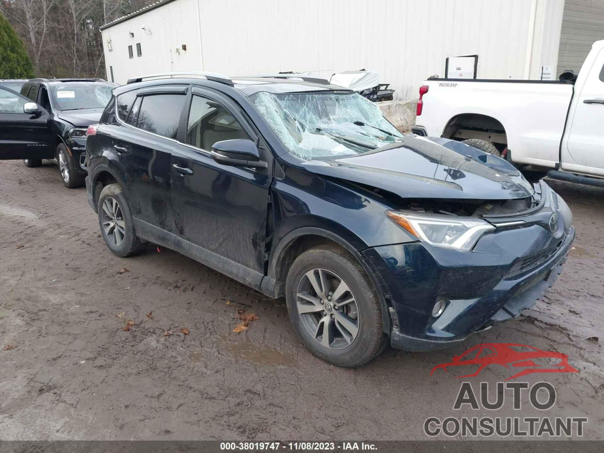 TOYOTA RAV4 2018 - JTMRFREV5JD249418