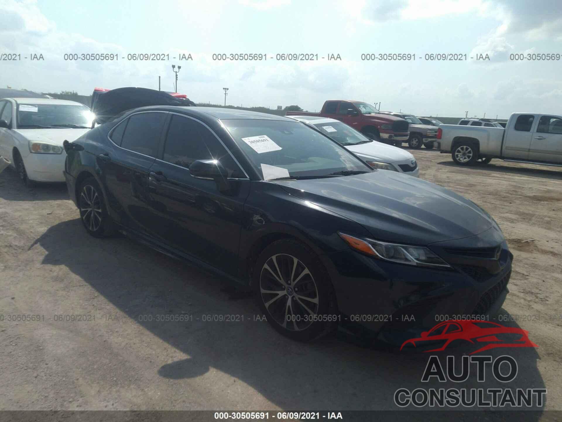 TOYOTA CAMRY 2018 - 4T1B11HK1JU572816