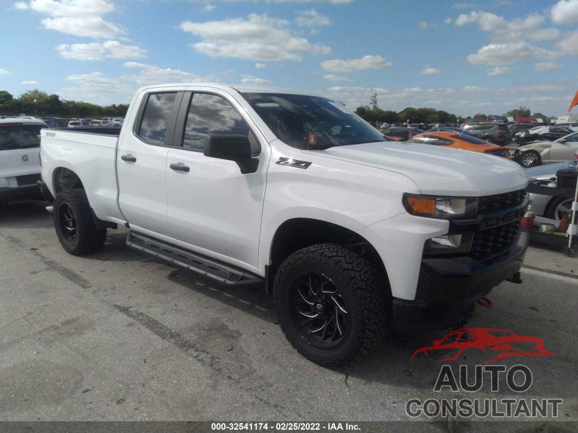 CHEVROLET SILVERADO 1500 2020 - 1GCRYCEH2LZ363075