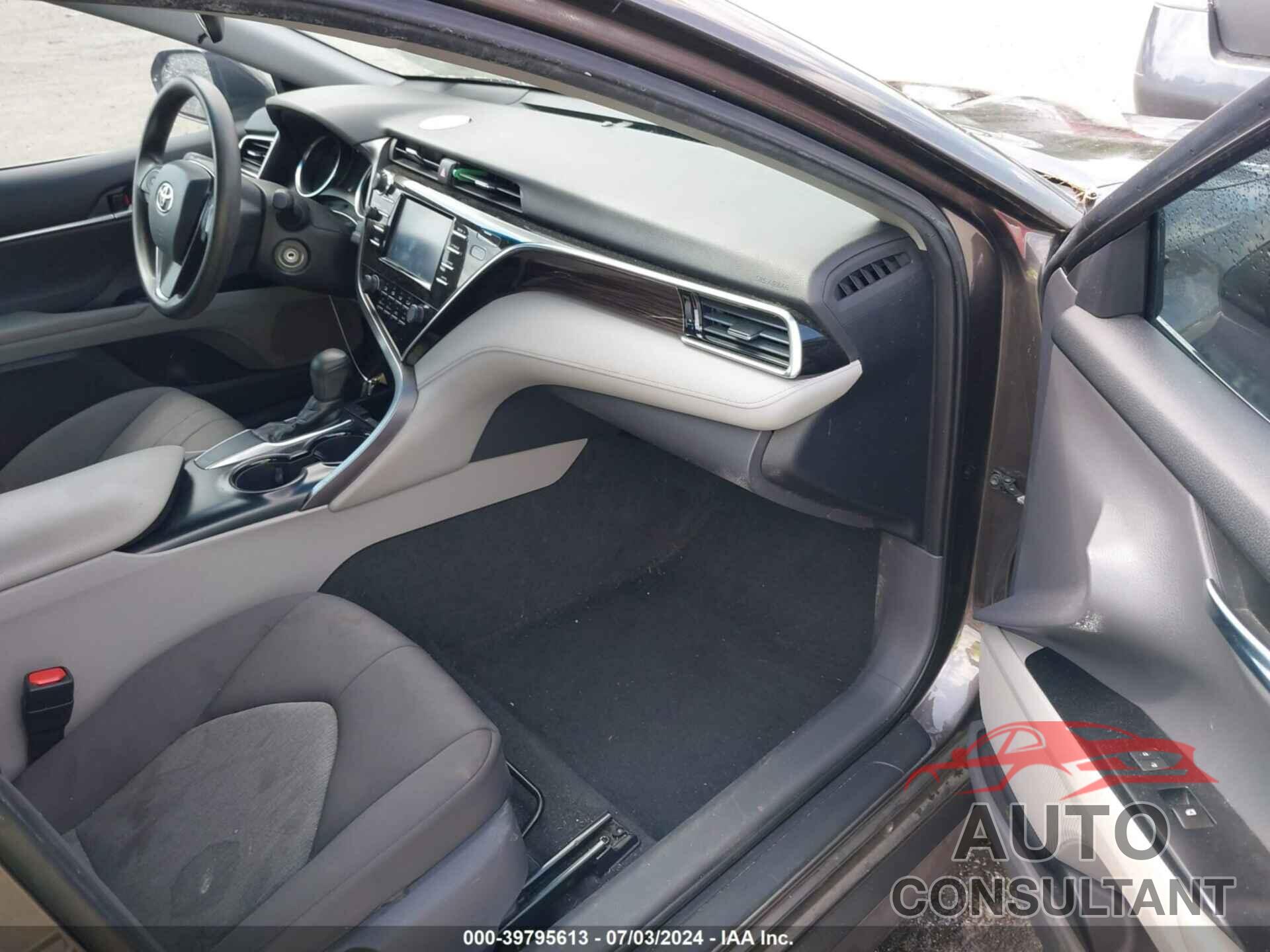 TOYOTA CAMRY 2018 - 4T1B11HK6JU098362
