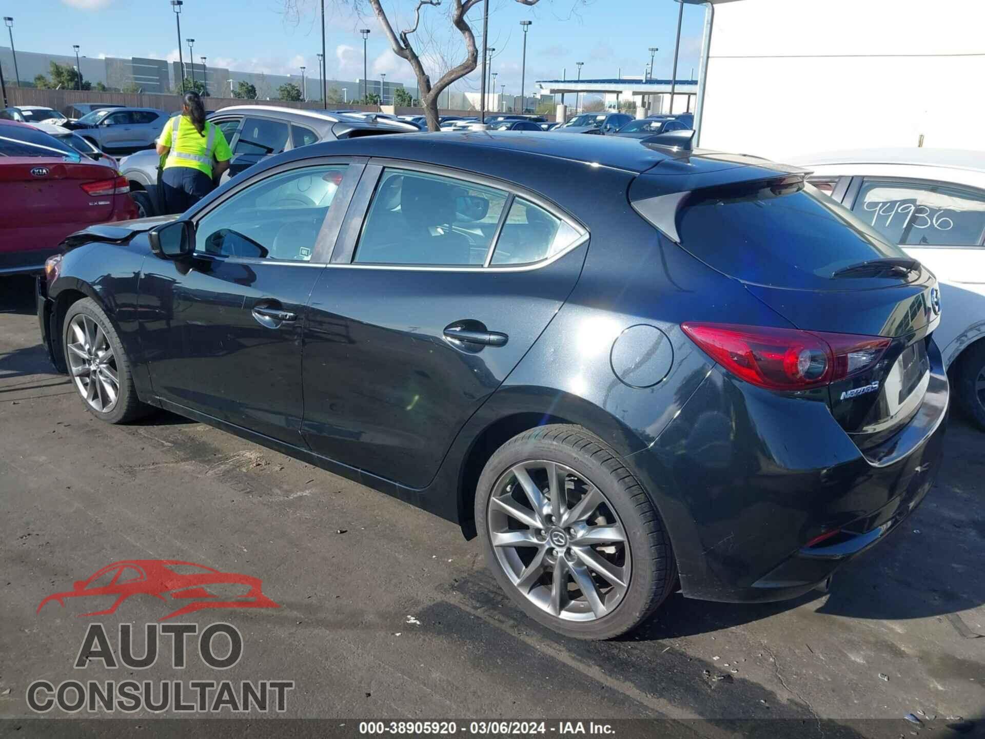 MAZDA 3 2018 - 3MZBN1M34JM166344