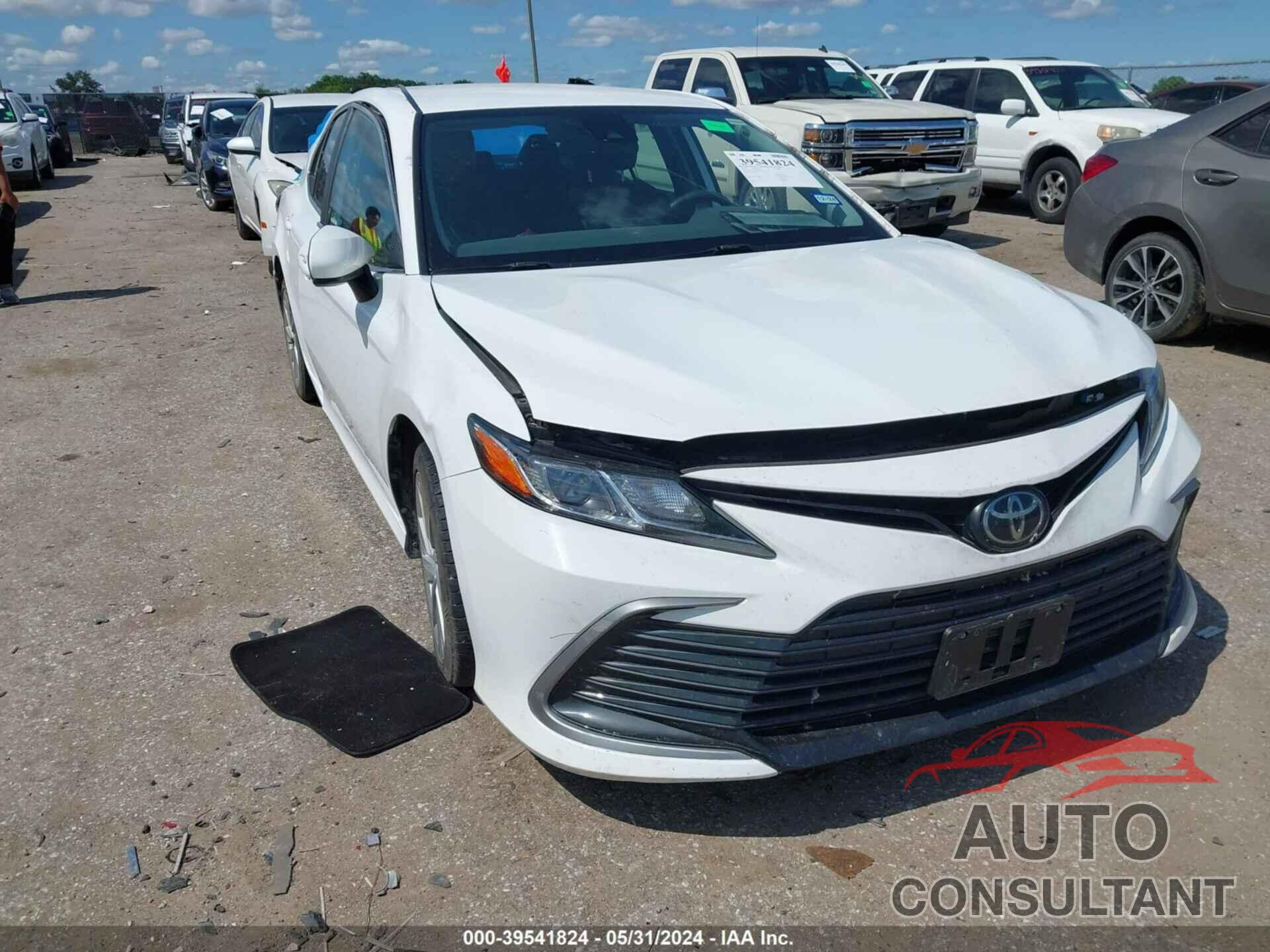 TOYOTA CAMRY 2022 - 4T1C11AK6NU639964