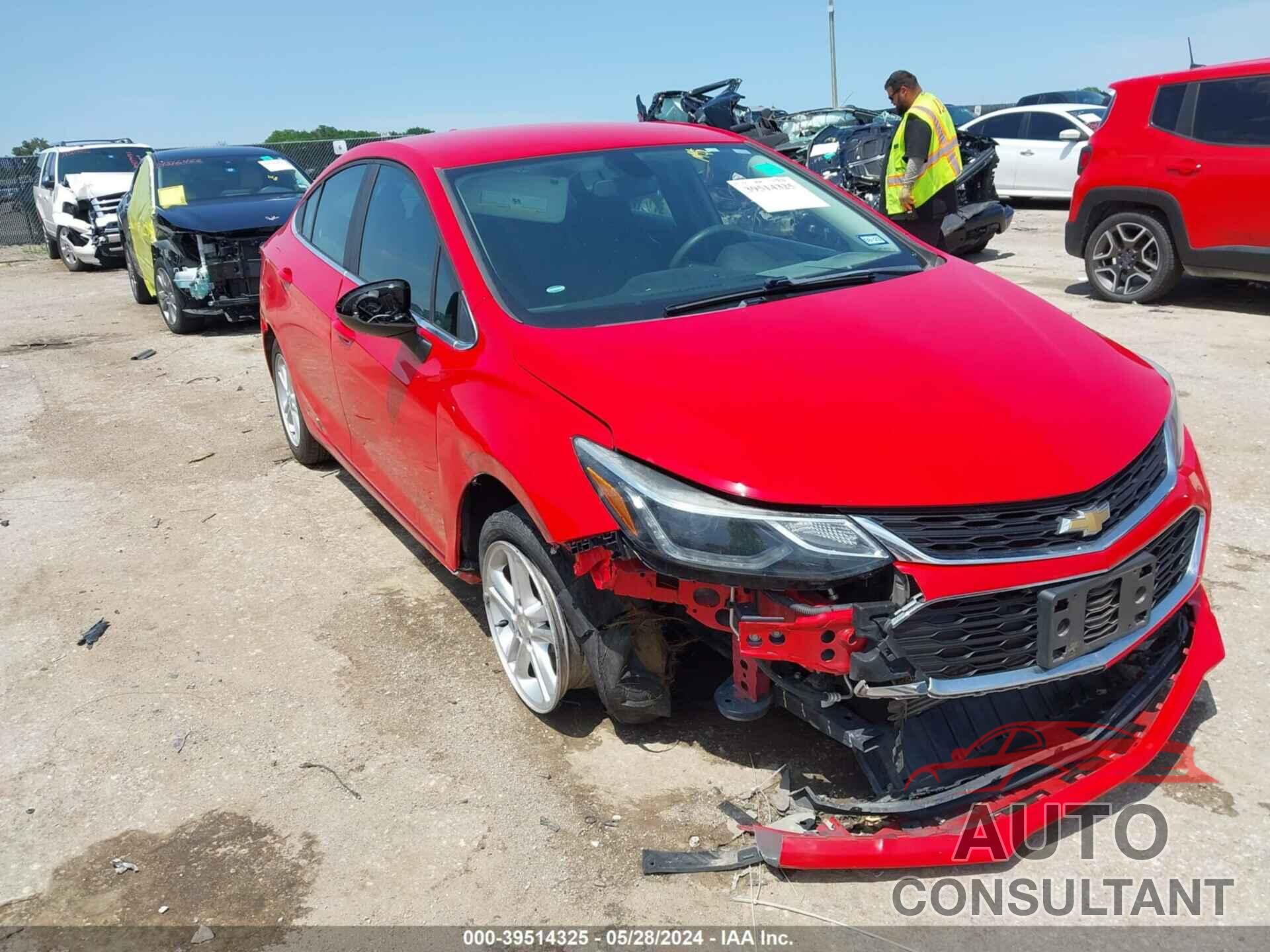 CHEVROLET CRUZE 2018 - 1G1BE5SM1J7176869