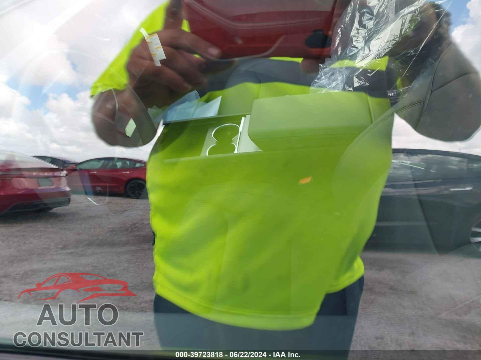 TESLA MODEL 3 2024 - 5YJ3E1EA0RF755153