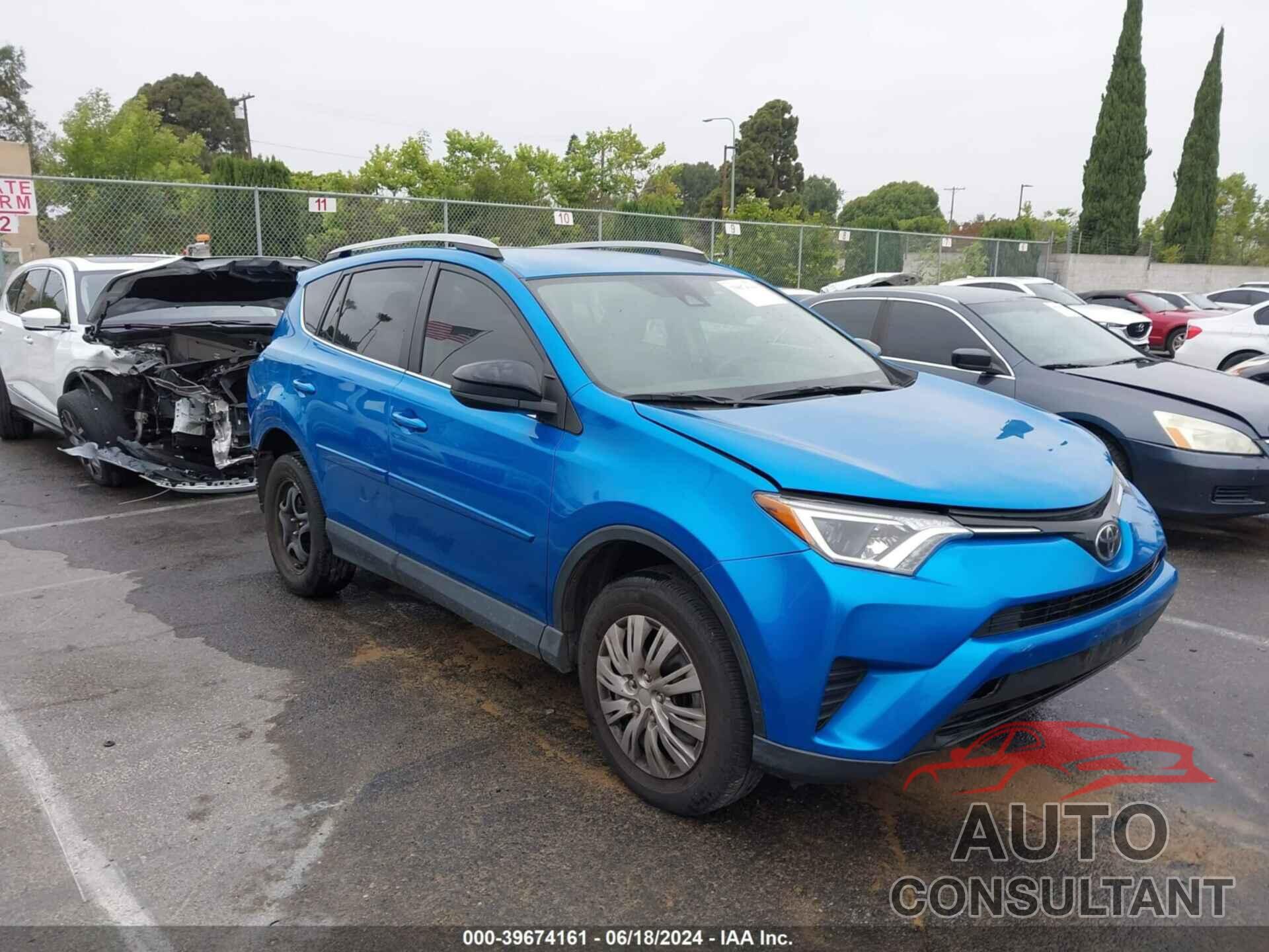 TOYOTA RAV4 2017 - JTMBFREV1HJ138586