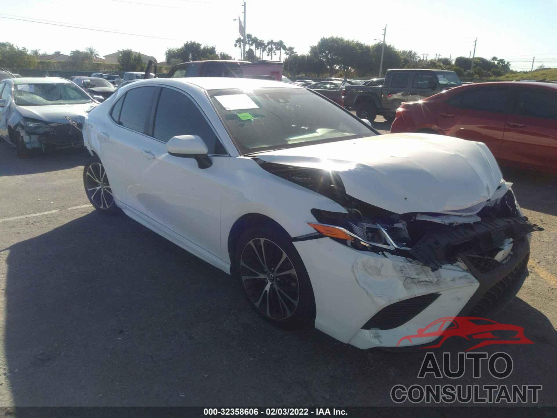 TOYOTA CAMRY 2018 - 4T1B11HK1JU081923