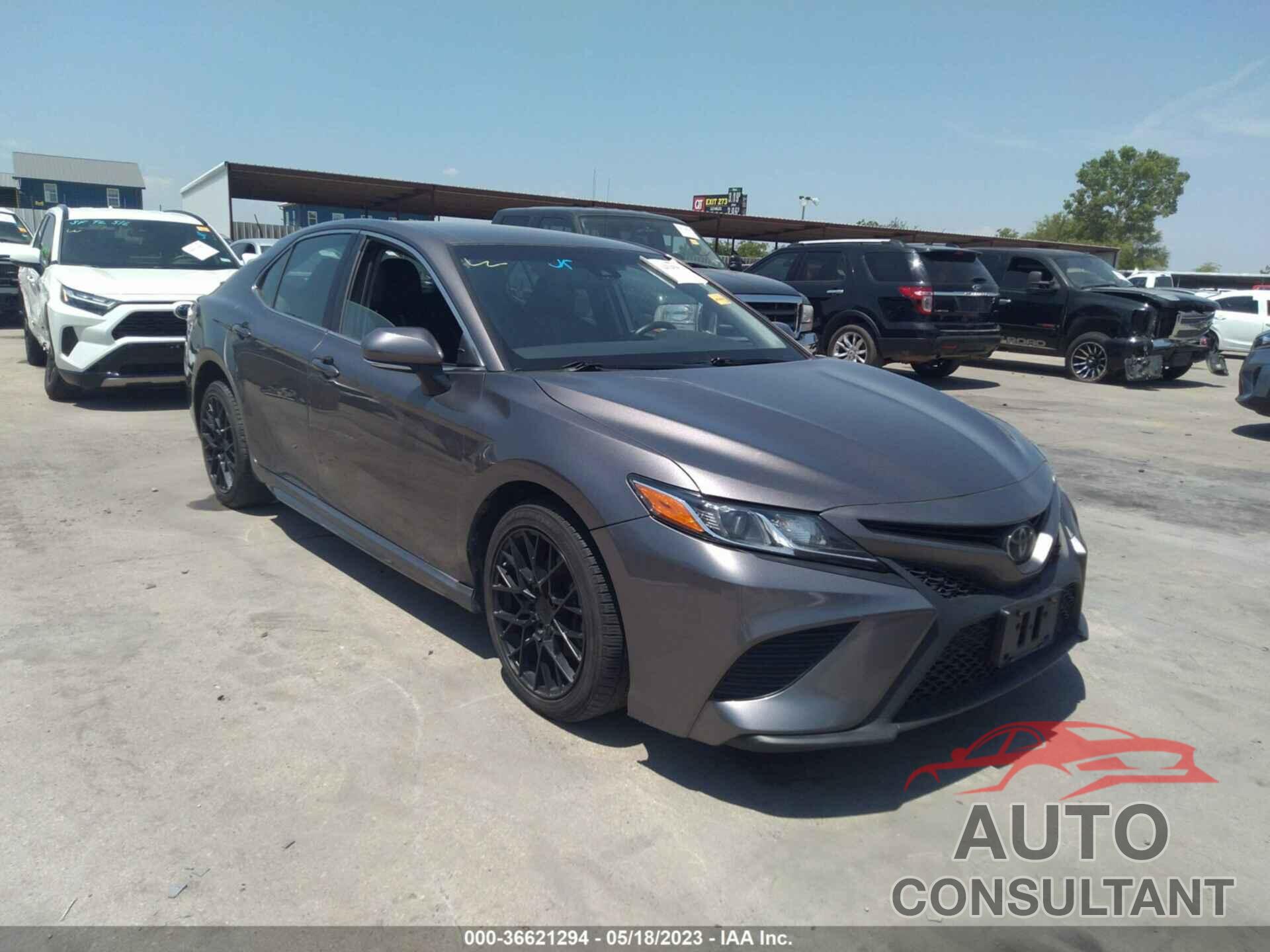 TOYOTA CAMRY 2018 - 4T1B11HK2JU552834