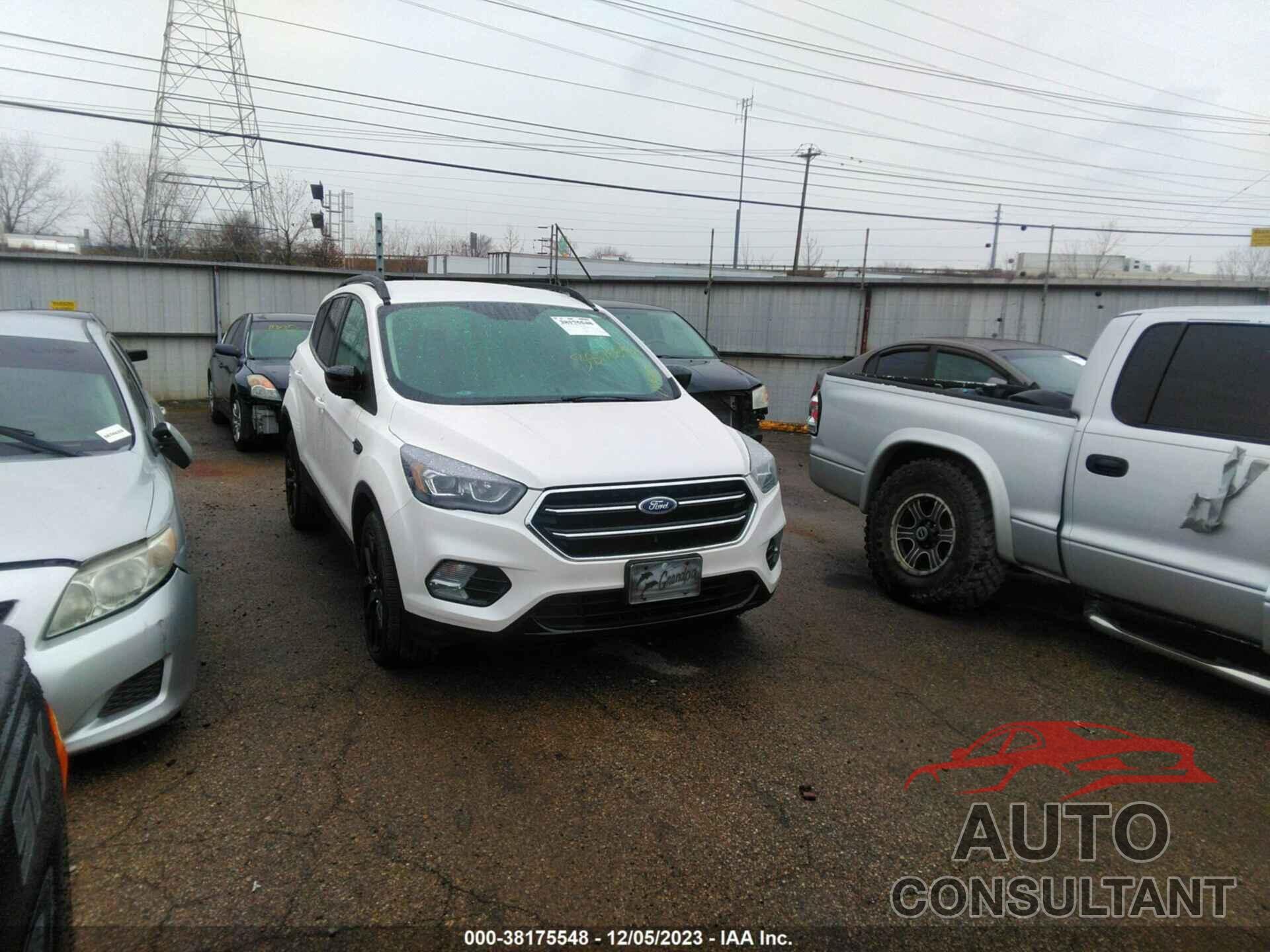 FORD ESCAPE 2017 - 1FMCU0GD4HUC37858