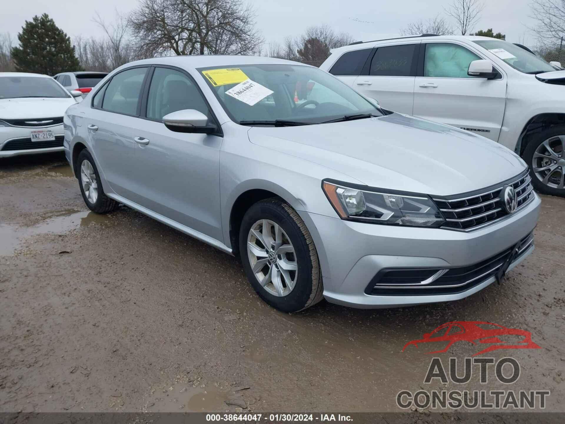 VOLKSWAGEN PASSAT 2018 - 1VWAA7A31JC018166