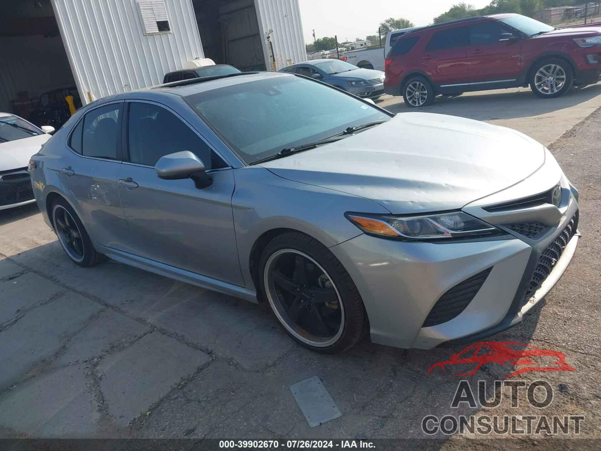 TOYOTA CAMRY 2018 - 4T1B11HK3JU576740